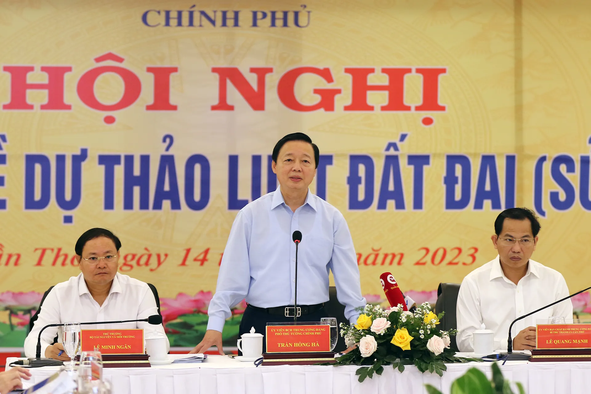 Phó Thủ tướng Trần Hồng Hà phát biểu tại hội nghị. Ảnh: Minh Khôi