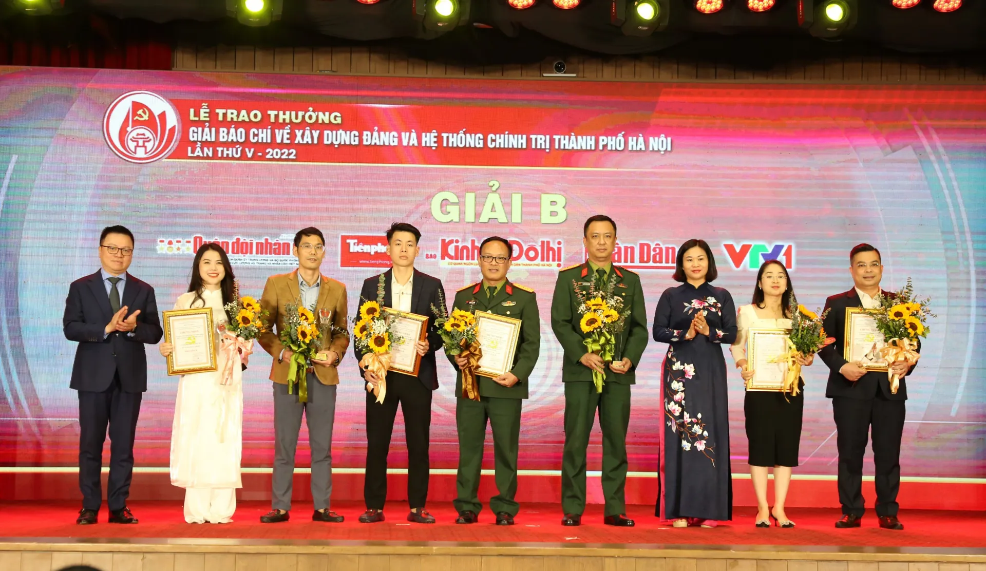 Phó Trưởng ban Tuyên giáo T.Ư Lê Quốc Minh, Phó Bí thư Thường trực Thành ủy Nguyễn Thị Tuyến trao Giải B cho các tác giả, nhóm tác giả đoạt giải. Ảnh: Thanh Hải