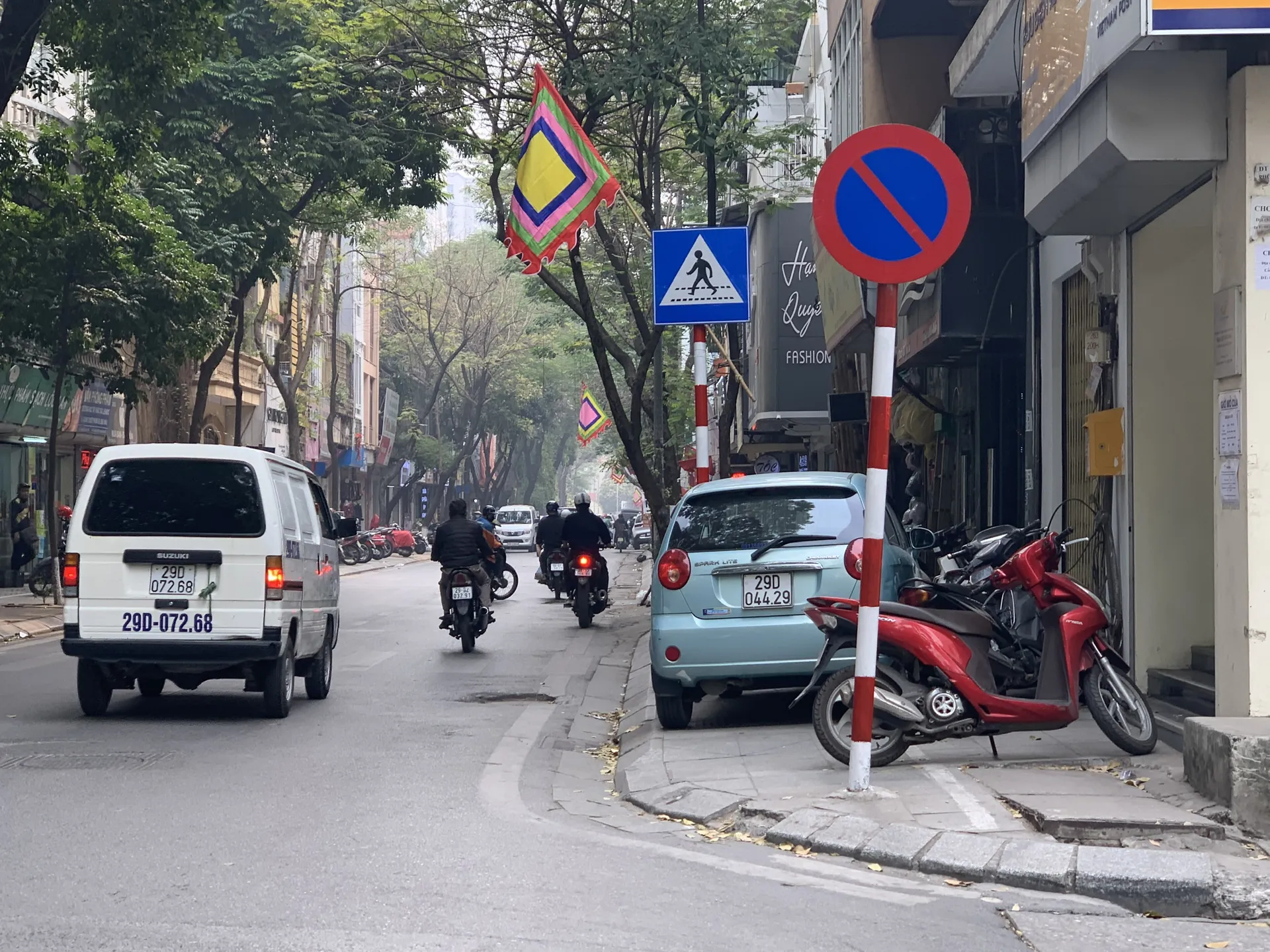 Tại nhiều tuyến đường, vỉa hè không đủ diện tích sắp xếp phương tiện nhưng vẫn được sơn kẻ (Ảnh phố Đội Cấn). Ảnh: Công Trình