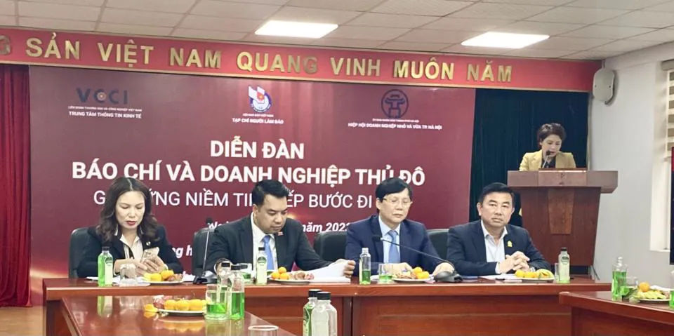 Ban chủ tọa điều hành diễn đàn.