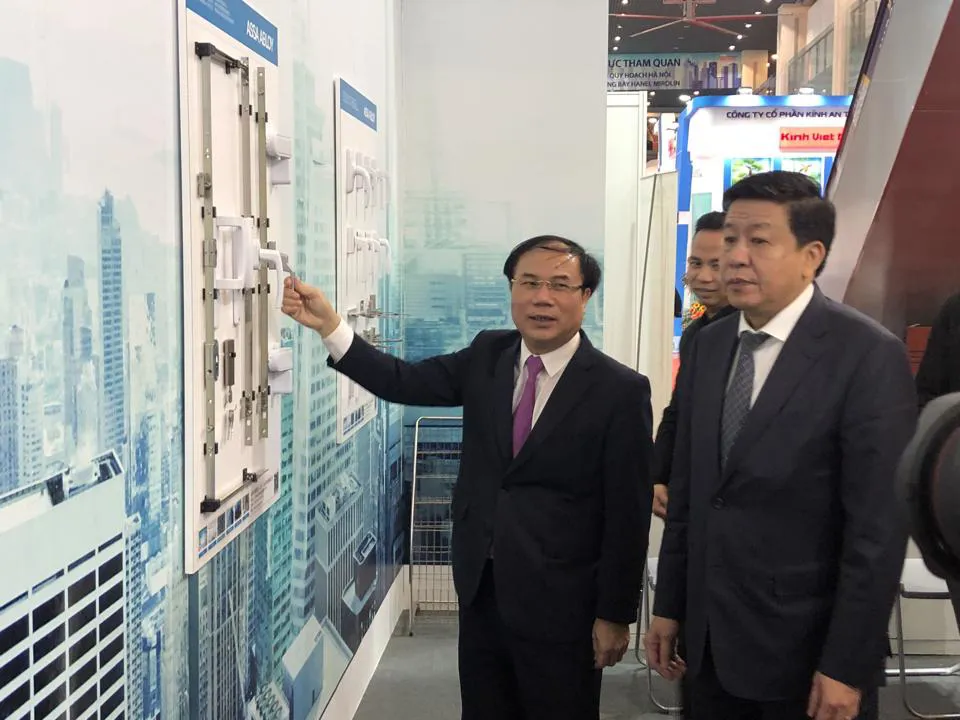 Thứ trưởng Bộ Xây dựng Nguyễn Văn Sinh và Phó Chủ tịch UBNDTP Hà Nội Dương Đức Tuấn tham quan các gian hàng tại triển lãm. Ảnh: Thành Luân
