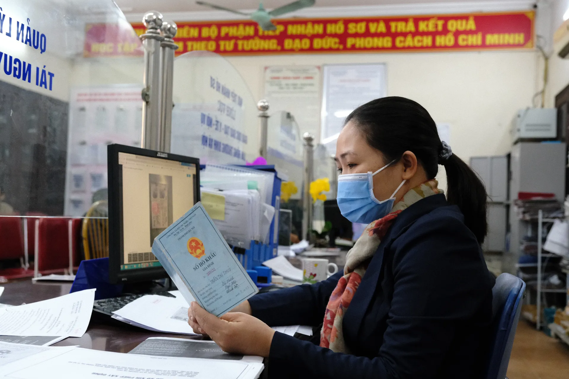 Người dân không cần cung cấp sổ hộ khẩu giấy khi làm các thủ tục hành chính. Ảnh: Phạm Hùng