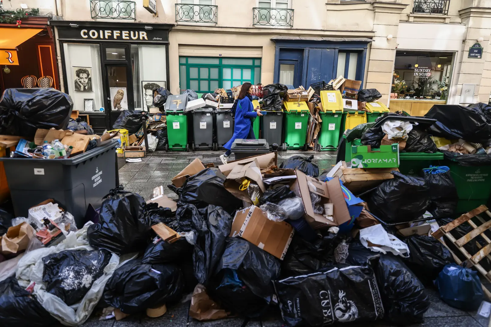 Thủ đô Paris ngập rác, chuyện gì đang diễn ra ở Pháp?