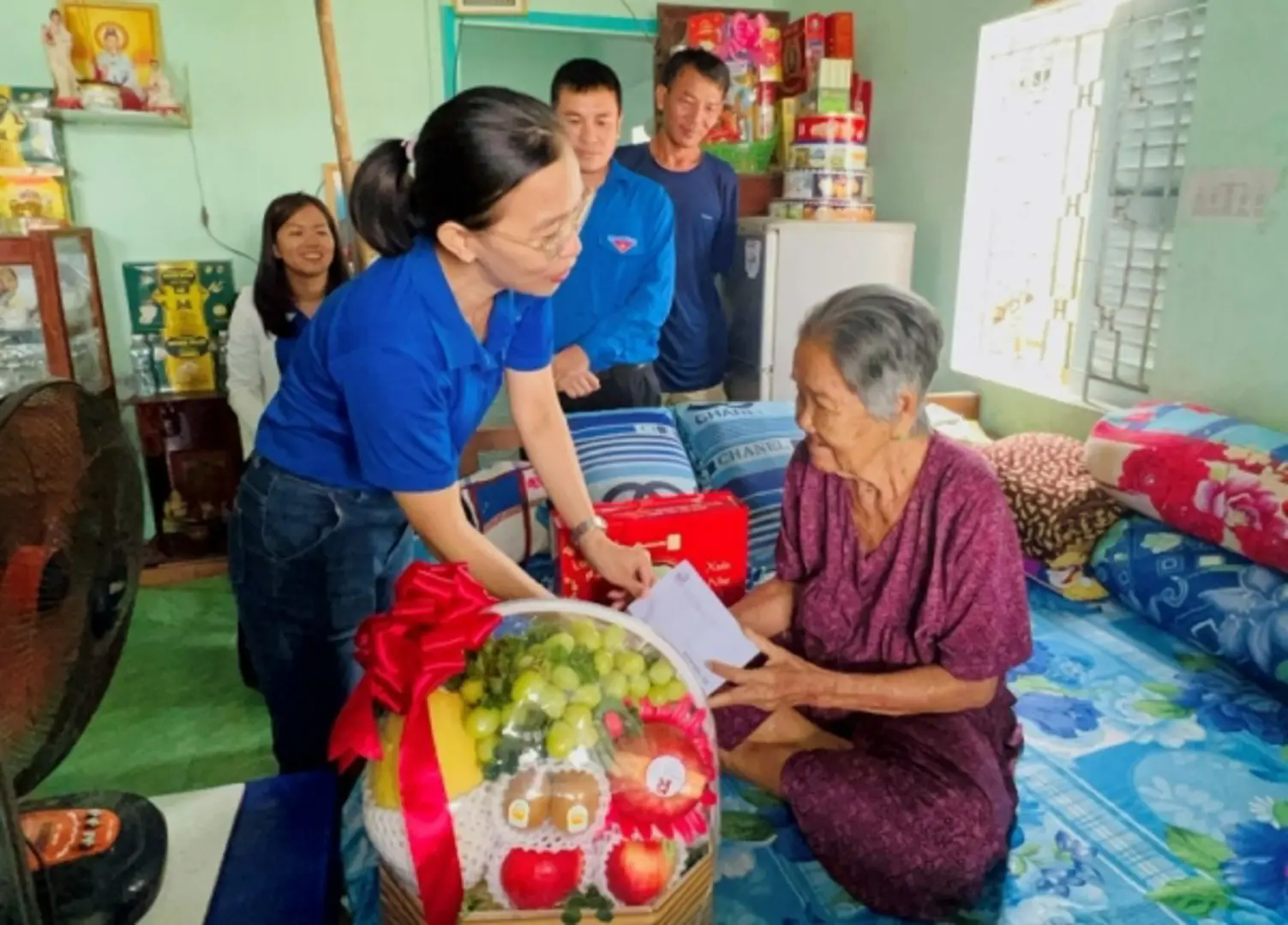 Đoàn thanh niên EVNGENCO2 thăm, tặng quà Mẹ Việt Nam Anh hùng 