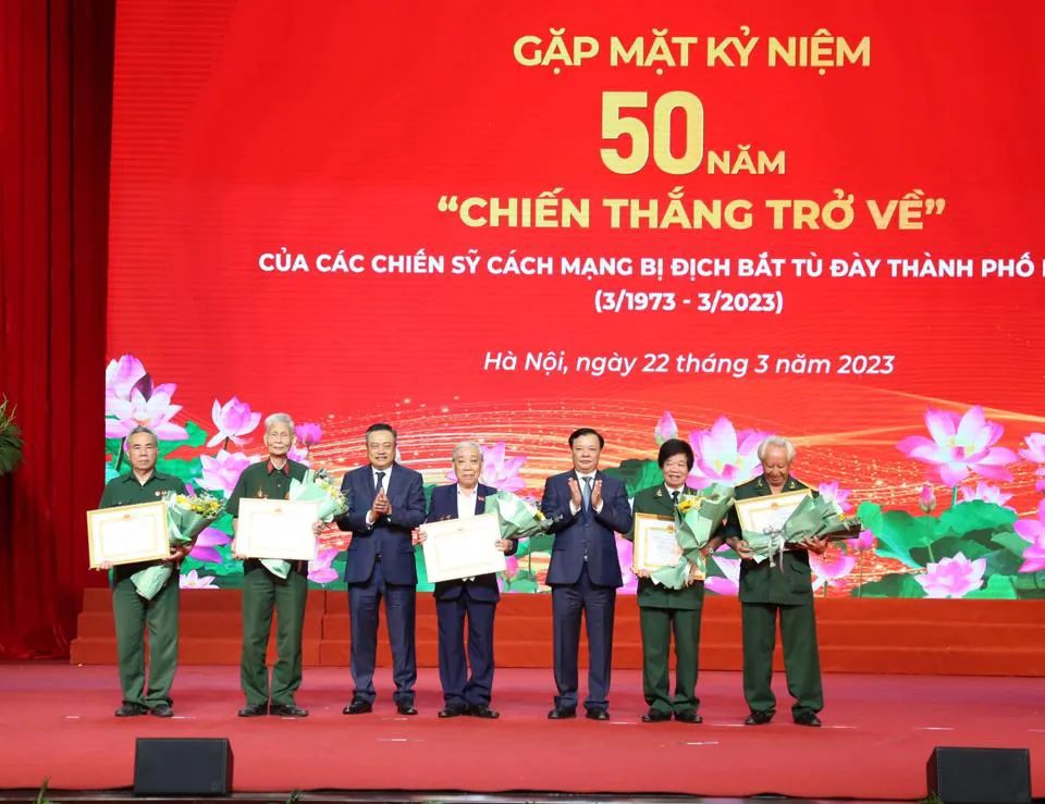 Bí thư Thành ủy Đinh Tiến Dũng và Chủ tịch UBND TP Hà Nội Trần Sỹ Thanh trao Bằng khen cho 5 Ban liên lạc chiến sĩ cách mạng bị địch bắt, tù đày tại trại giam Phú Quốc. Ảnh: Thanh Hải