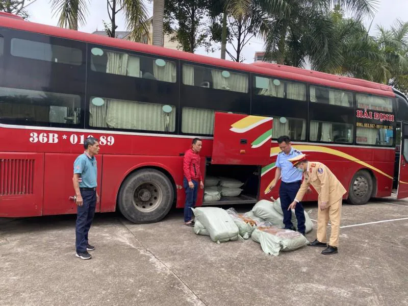 Gần 500kg lòng lợn sấy khô được đựng trong các bao tải dứa mầu xanh bị Quản lý thị trường tỉnh Quảng Ninh phát hiện. Ảnh: Tổng cục Quản lý thị trường