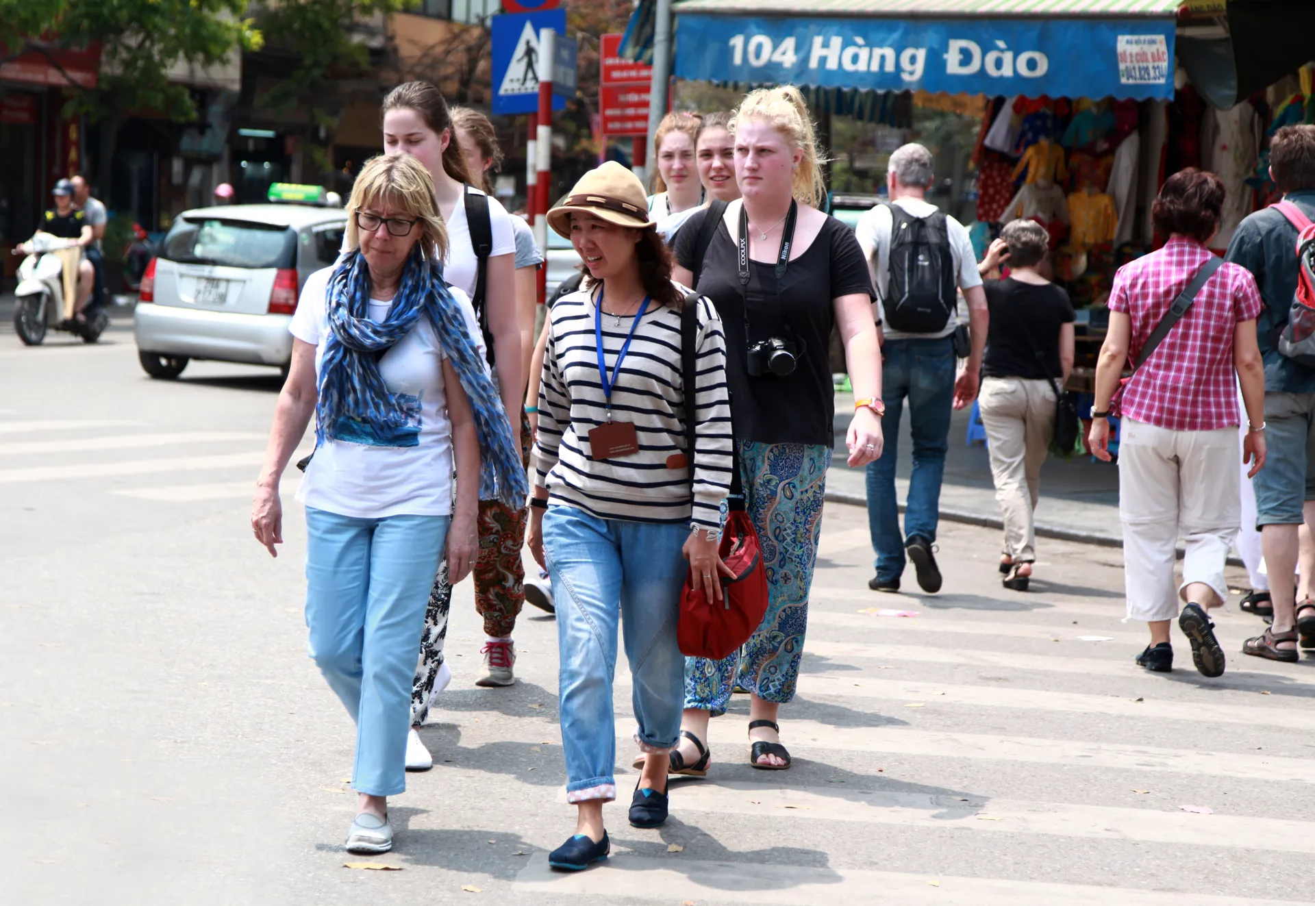 Khách du lịch tham quan phố cổ Hà Nội. Ảnh: Phạm Hùng