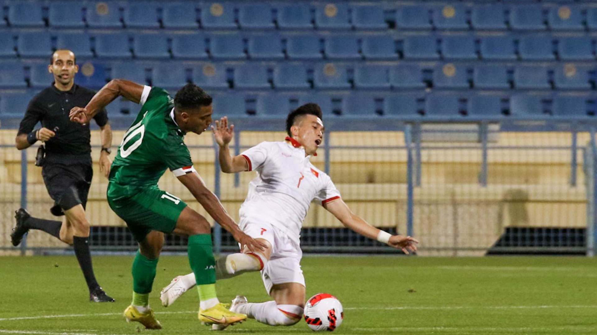 U23 Việt Nam thua U23 Iraq trong ngày ra mắt chính thức của  HLV Philippe Troussie