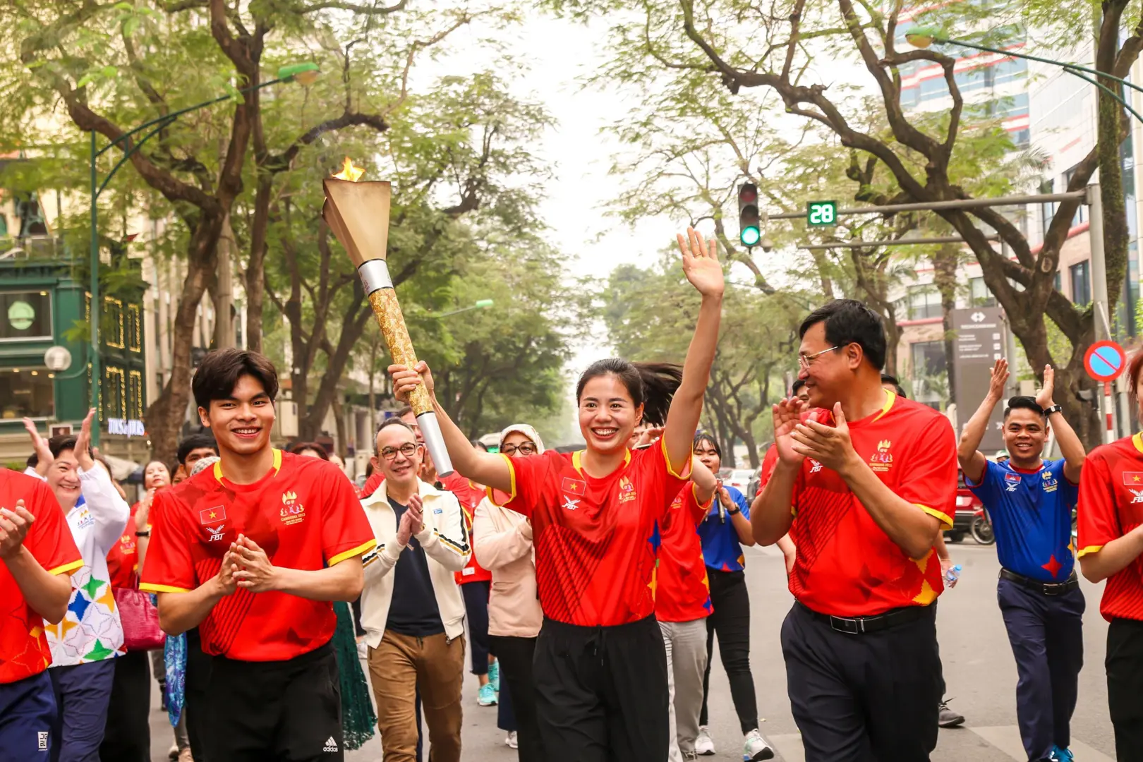 Ngọn đuốc SEA Games 32 được rước quanh khu vực hồ Hoàn Kiếm