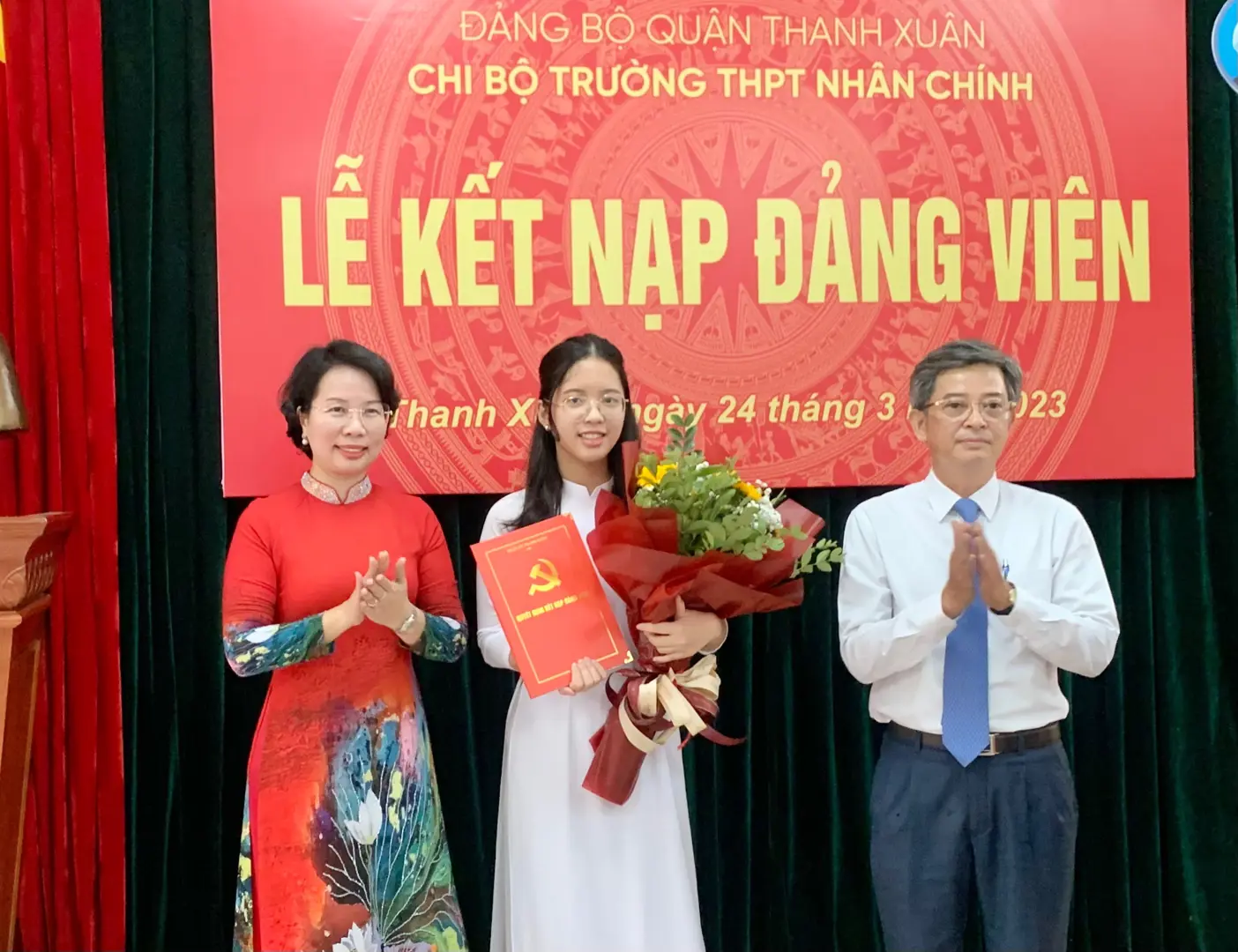 Hai học sinh THPT đầu tiên của quận Thanh Xuân được kết nạp Đảng