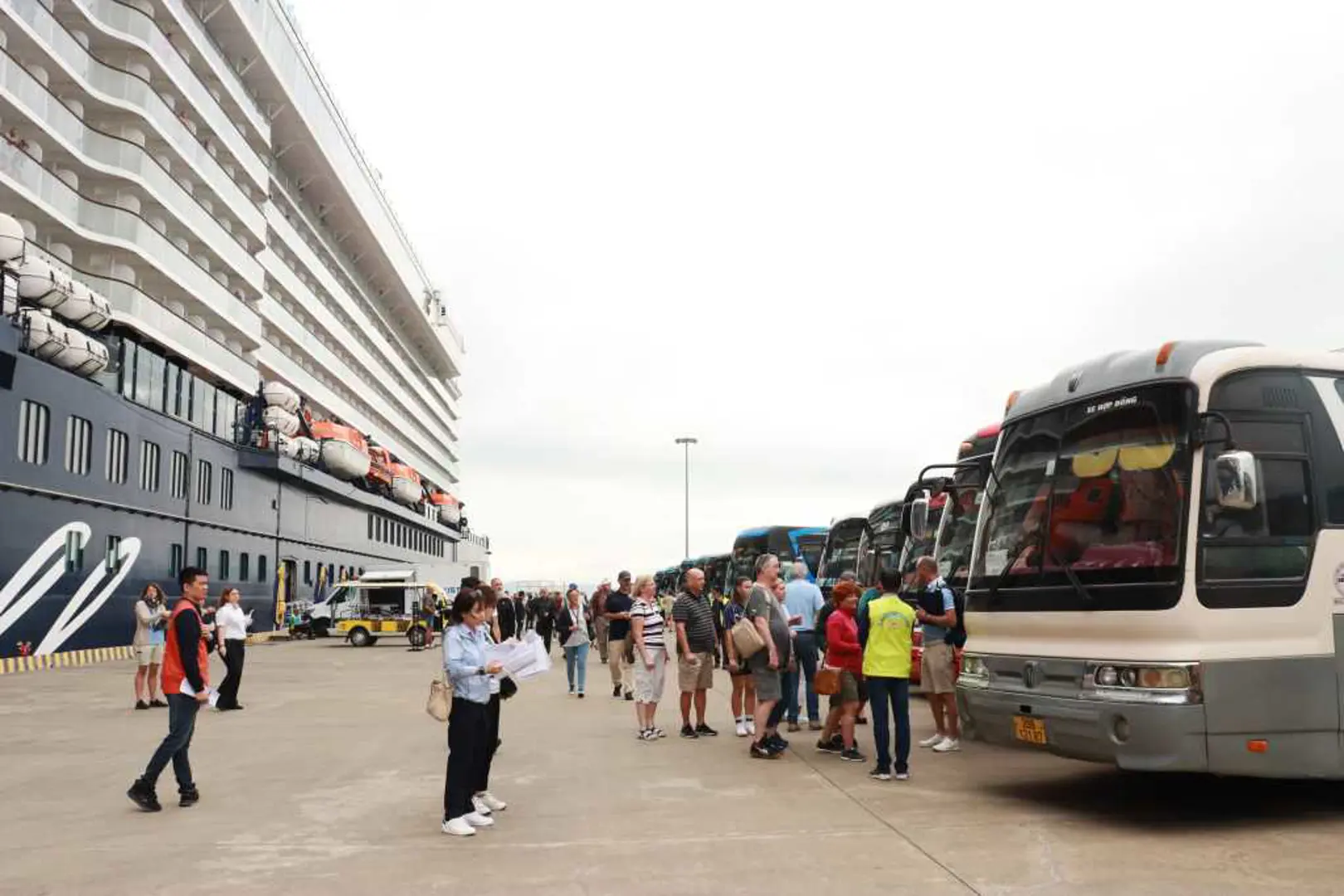 Tàu biển Mein Schiff 5 chở  hơn 2.000 khách châu Âu du lịch tại Hạ Long