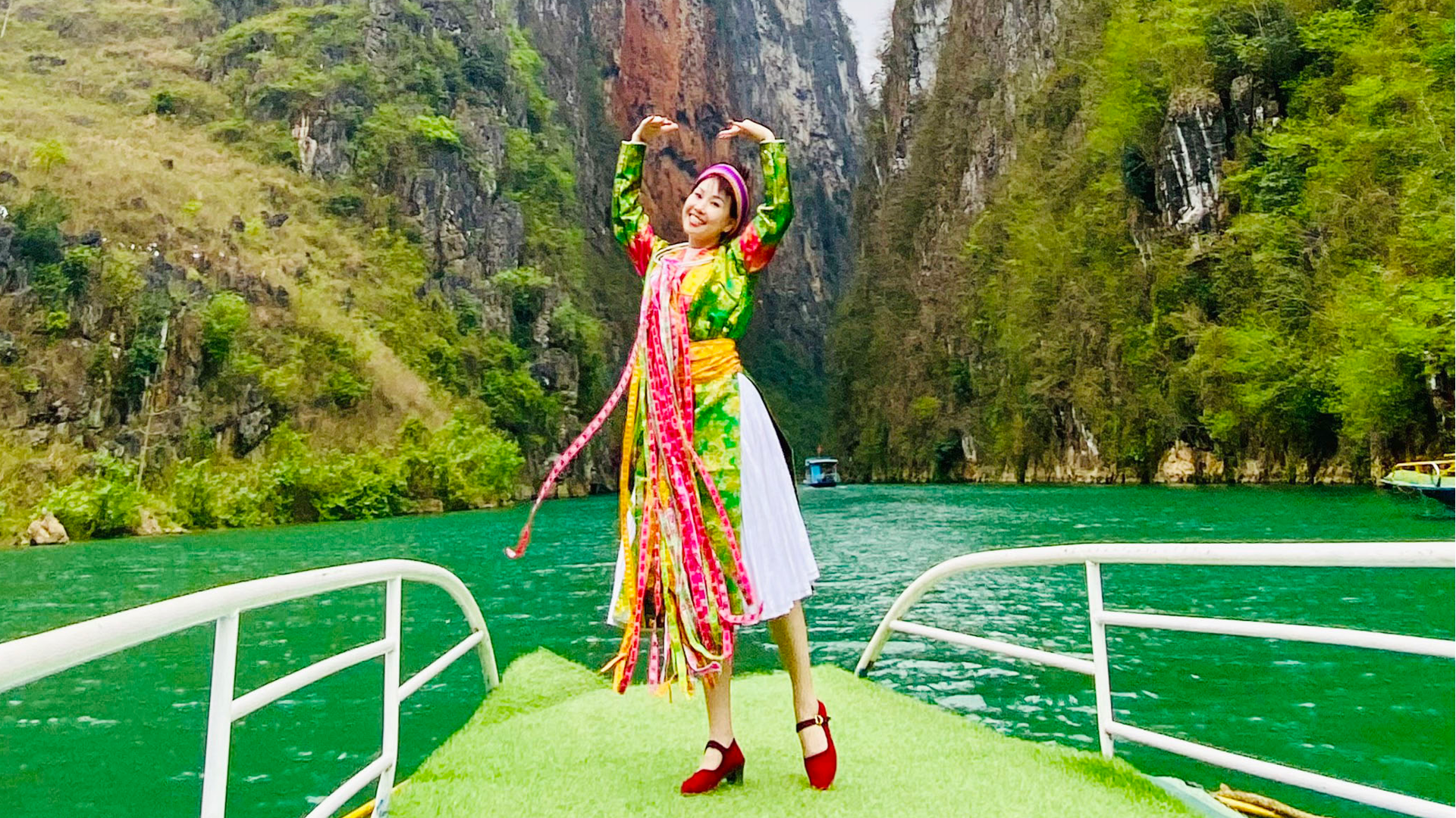 Hộ kinh doanh ở sông Nho Quế ủng hộ chỉ cho thuê trang phục dân tộc