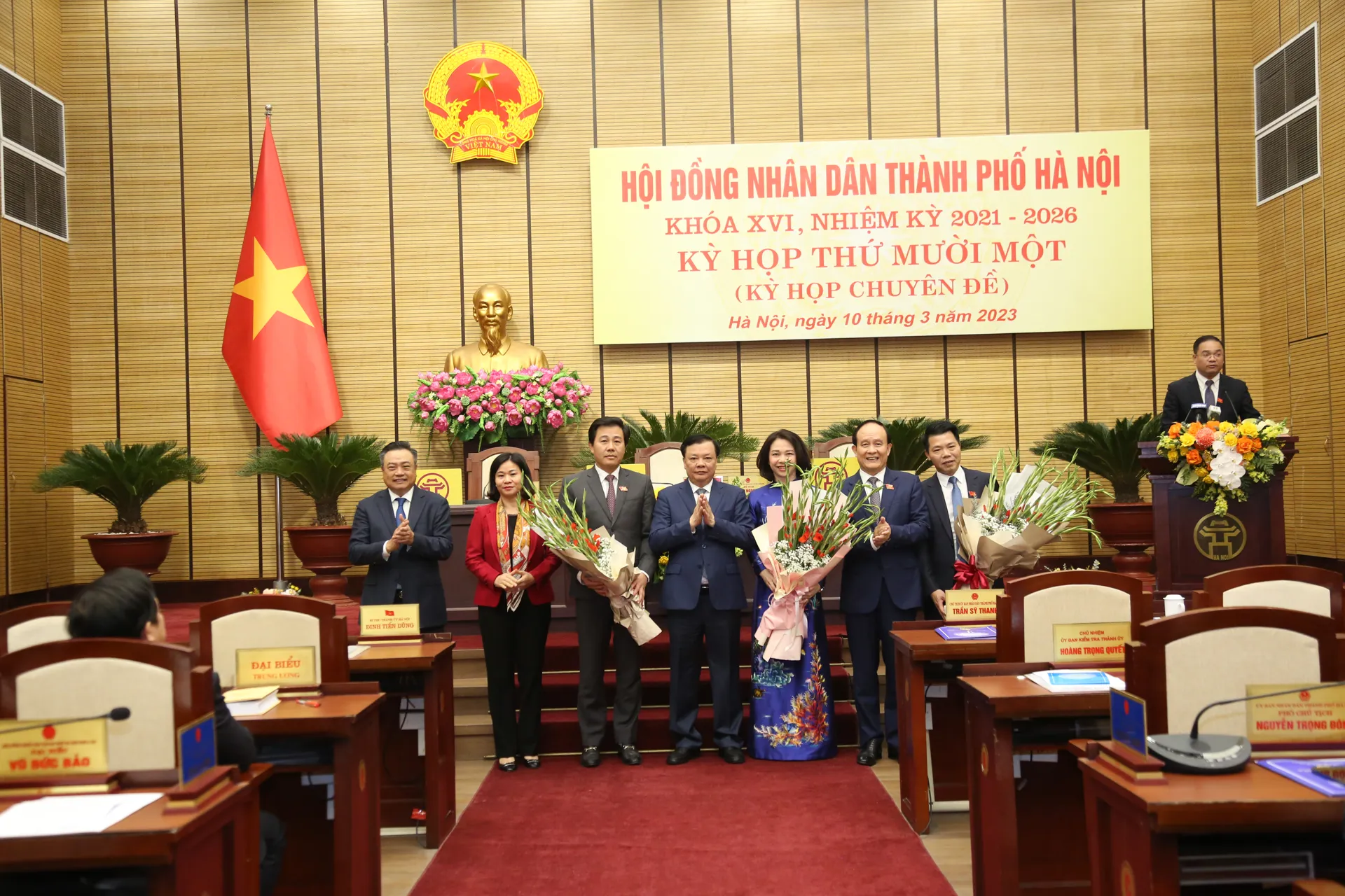Lãnh đạo TP Hà Nội tặng hoa cho tân Phó Chủ tịch UBNDTP Vũ Thu Hà (thứ 3 từ phải sang) và các Ủy viên UBNDTP. Ảnh: Thanh Hải