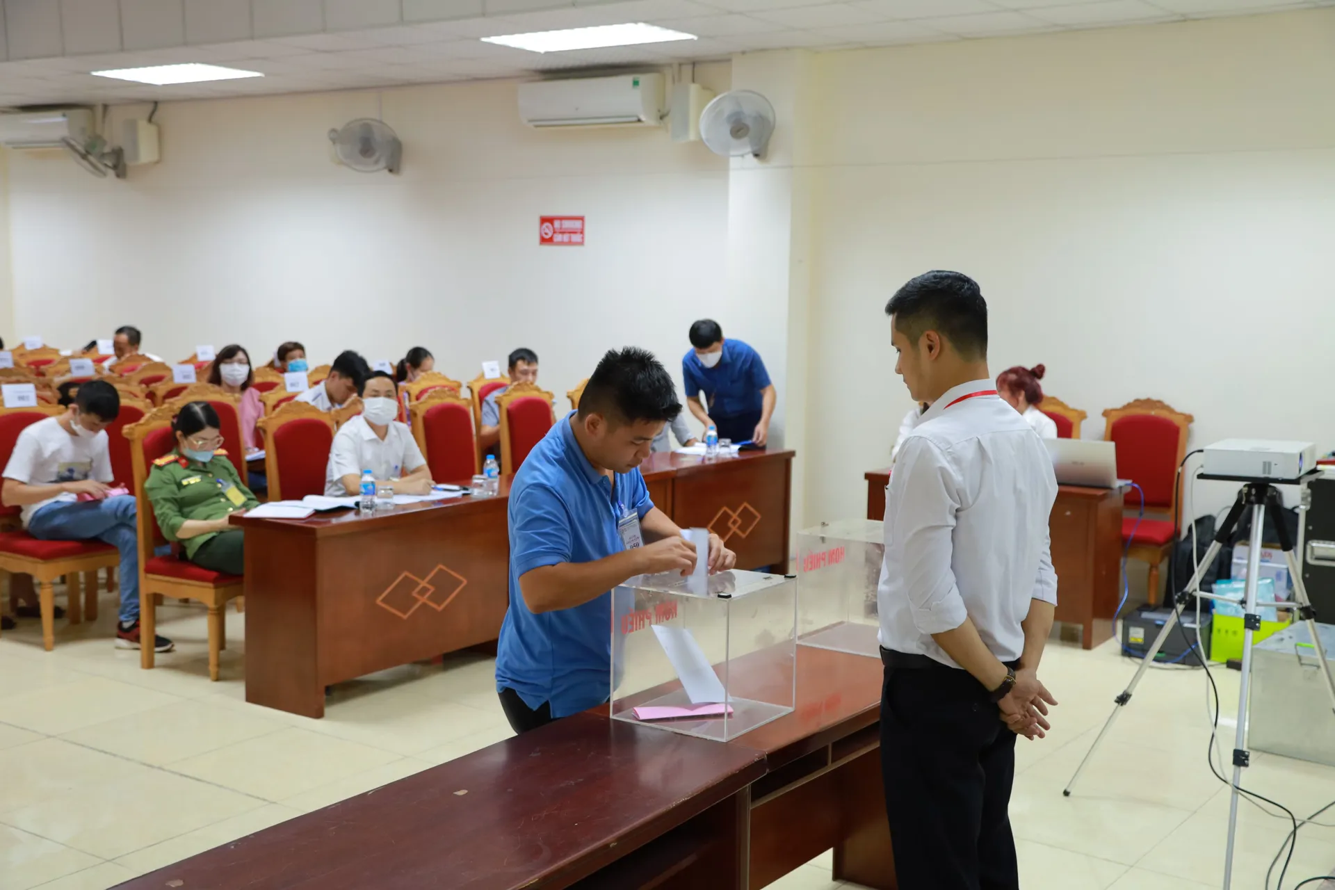 Một buổi đấu giá đất trên địa bàn huyện Mê Linh. Ảnh: Phạm Hùng