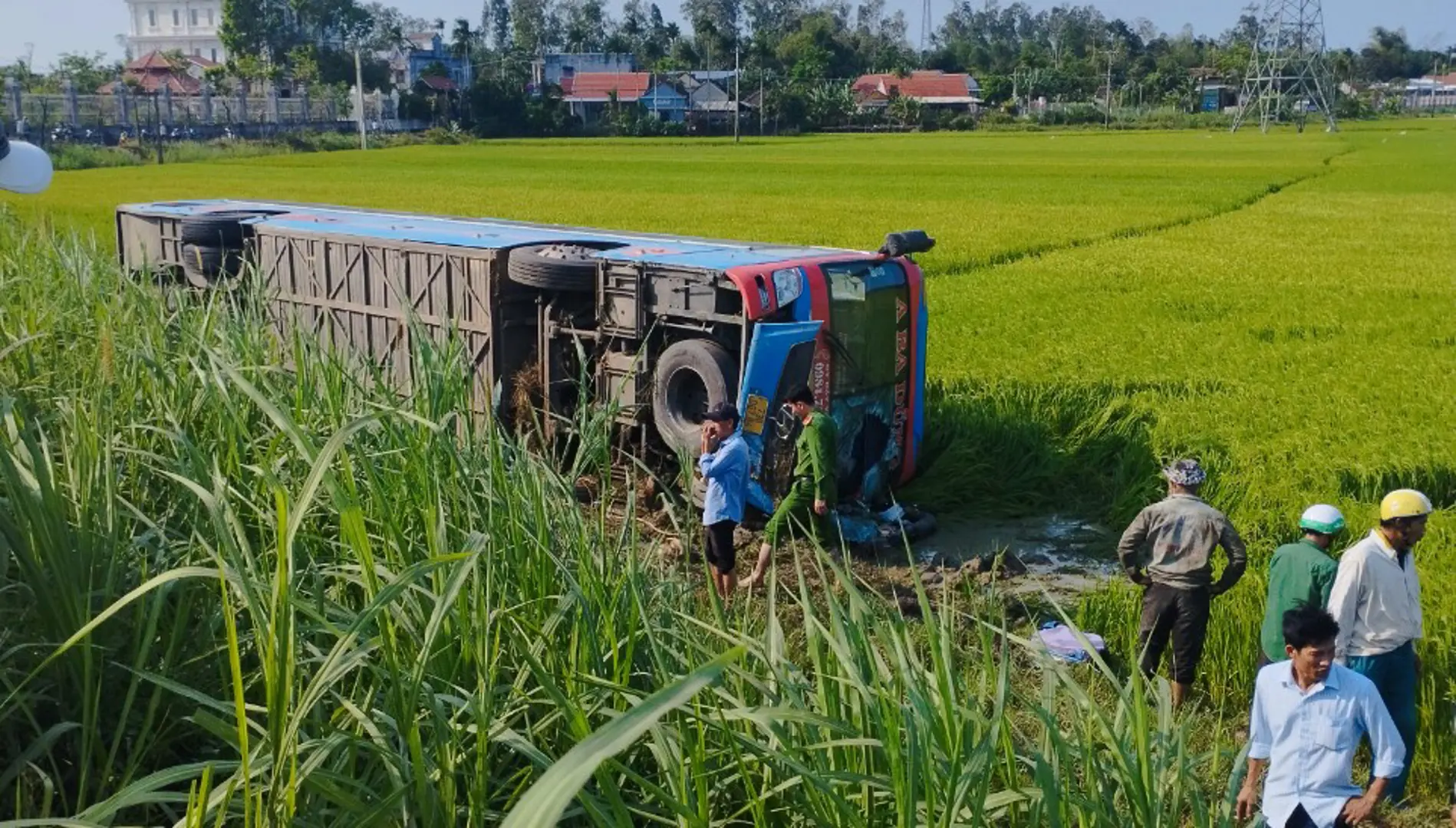 Vụ xe lật xuống ruộng ở Quảng Ngãi: Người đi xe máy có nồng độ cồn