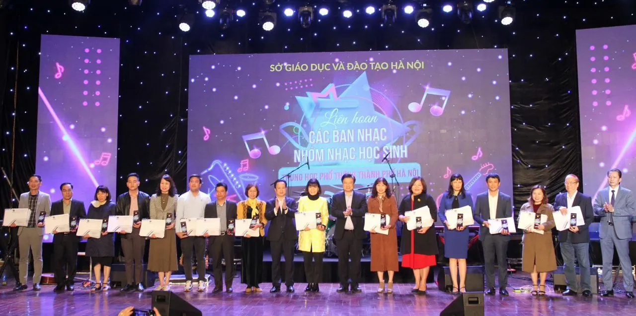 Thứ trưởng Bộ GD&ĐT Nguyễn Hữu Độ, Giám đốc Sở GD&ĐT Hà Nội Trần Thế Cương trao biểu trưng cho các nhà trường có ban nhạc tham gia liên hoan