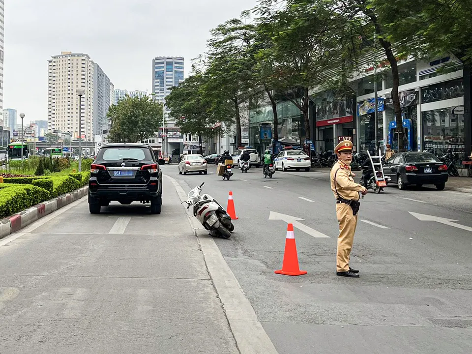 Hà Nội: Va chạm ô tô biển xanh, người phụ nữ bị gãy 3 xương sườn