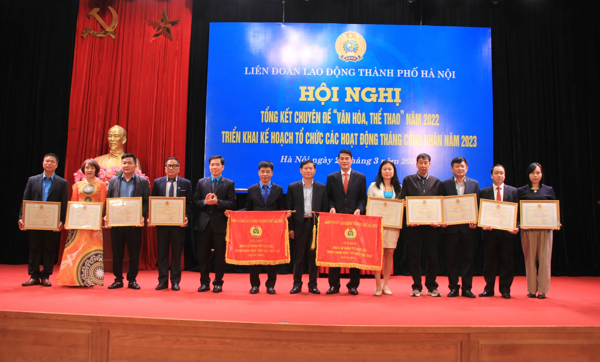 Trưởng ban Tuyên giáo Tổng LĐLĐ Việt Nam Vũ Thị Giáng Hương tặng Cờ thi đua, Bằng khen của Tổng LĐLĐ Việt Nam cho các tập thể và cá nhân có thành tích xuất sắc. Ảnh: Hùng Thập