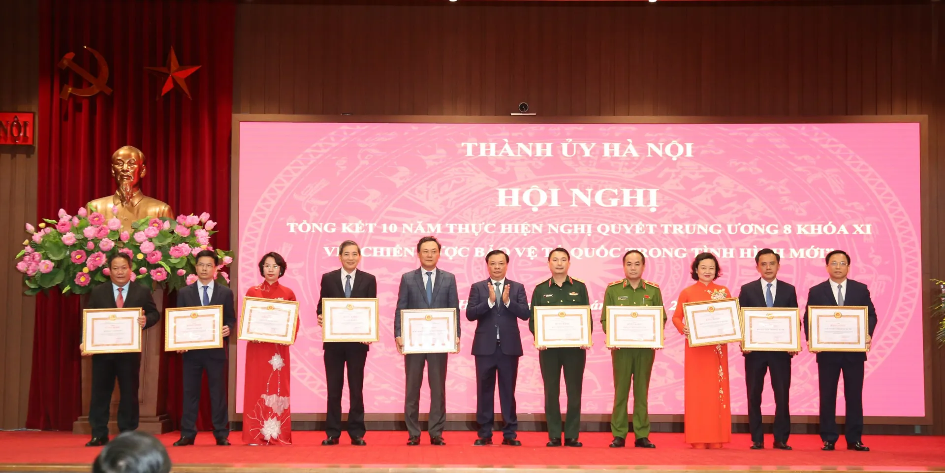 Bí thư Thành ủy Đinh Tiến Dũng trao Bằng khen cho các tập thể có thành tích xuất sắc trong 10 năm thực hiện Nghị quyết T.Ư 8 khóa XI. Ảnh: Thanh Hải