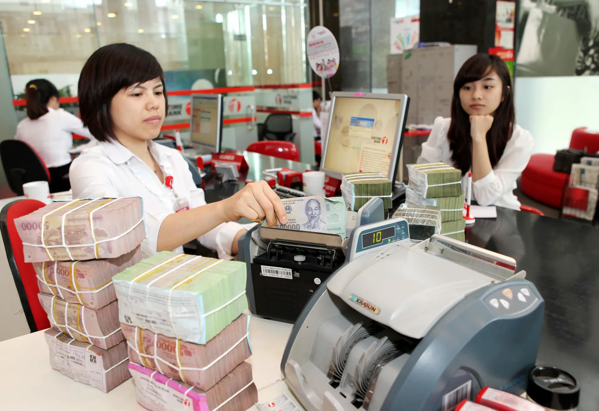 Hoạt động nghiệp vụ tại Techcombank, chi nhánh Hà Nội. Ảnh: Thanh Hải