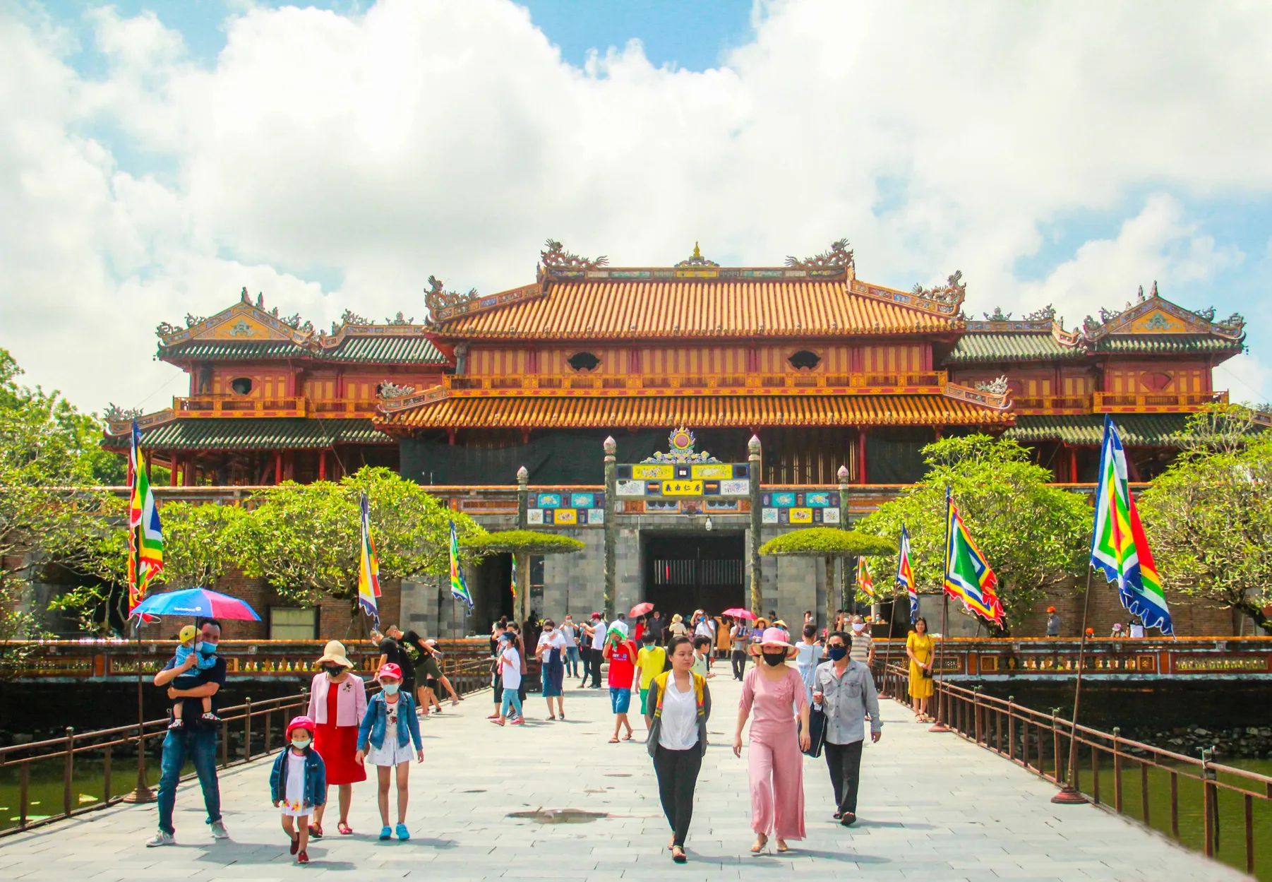 Khách du lịch tham quan Kinh thành Huế. Ảnh: Trần Nam