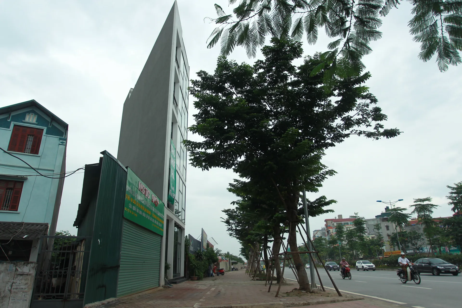 Nhà siêu méo trên đường Võ Chí Công. Ảnh: Công Hùng