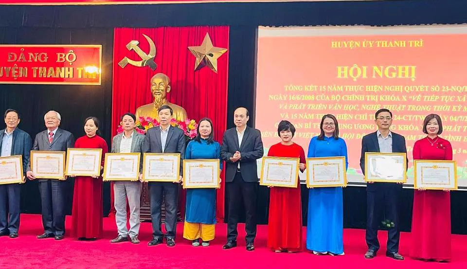 Phó Bí thư Thường trực Huyện ủy Thanh Trì Nguyễn Việt Phương tặng Giấy khen cho các tập thể, cá nhân. Ảnh: Hoàng Quyết