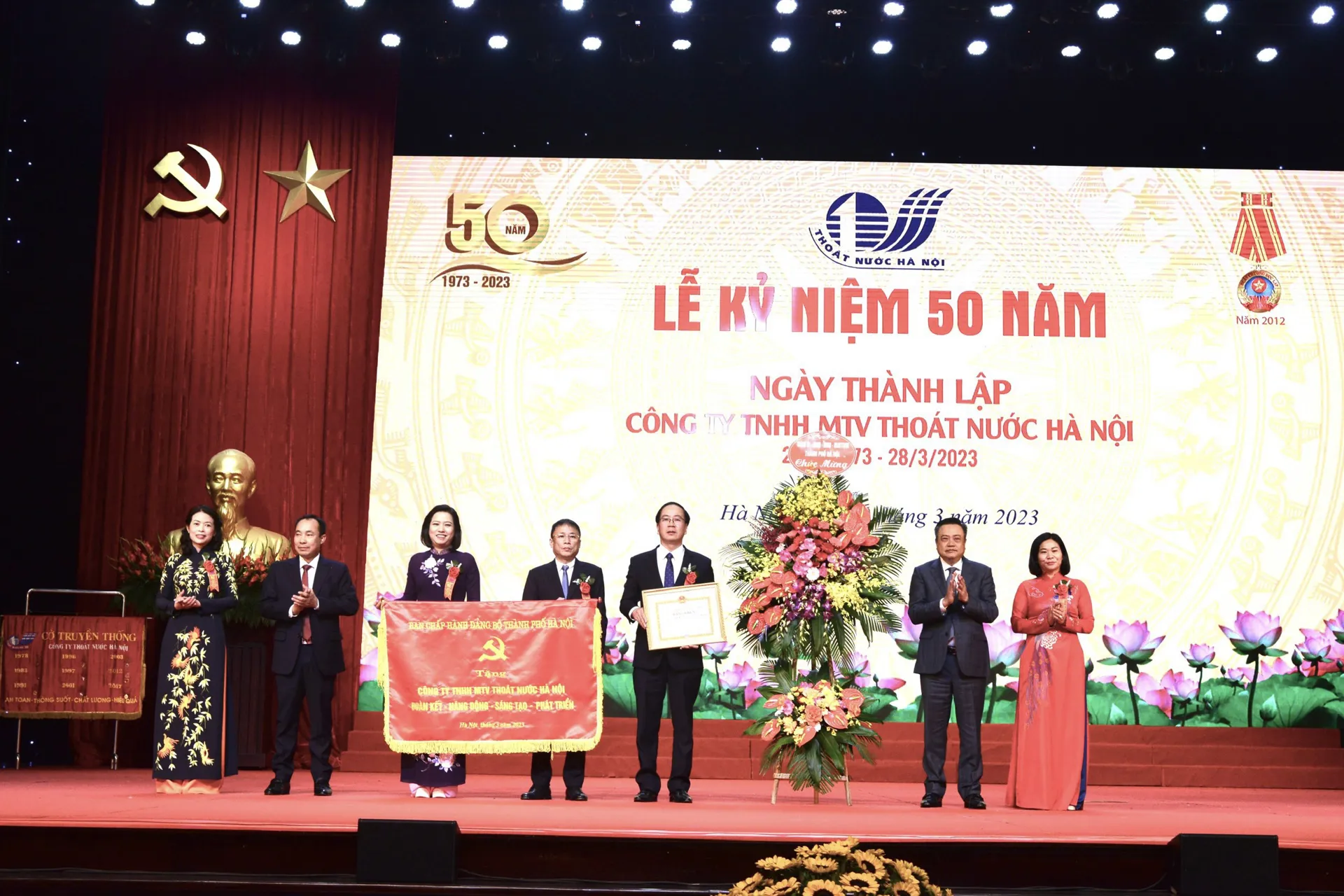 Phó Bí thư Thường trực Thành ủy Nguyễn Thị Tuyến và Chủ tịch UBNDTP Trần Sỹ Thanh tặng bức trướng và Bằng khen cho Công ty TNHH MTV Thoát nước Hà Nội. Ảnh: Công Hùng