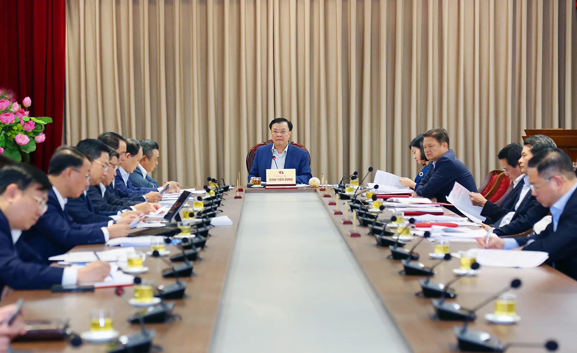 Bí thư Thành ủy Đinh Tiến Dũng chủ trì hội nghị lần thứ 7 (nhiệm kỳ 2020 - 2025) của Ban Chỉ đạo Quản lý tổ chức bộ máy, biên chế TP Hà Nội. Ảnh: Thanh Hải