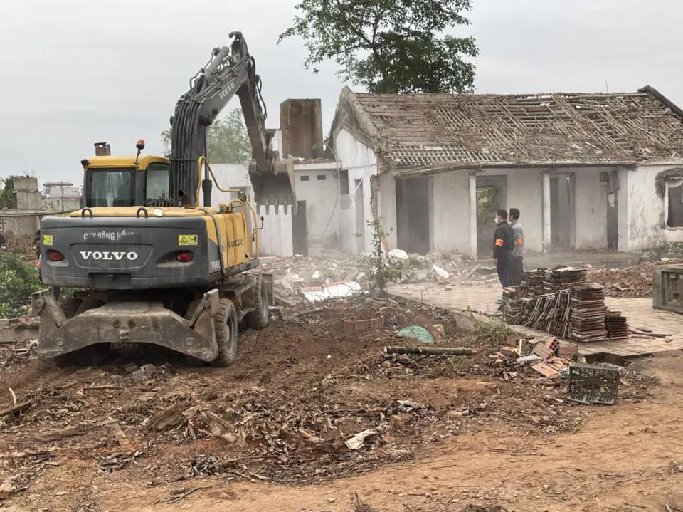 Thực hiện tháo dỡ các hạng mục còn lại trên khu đất 4.674,4m2