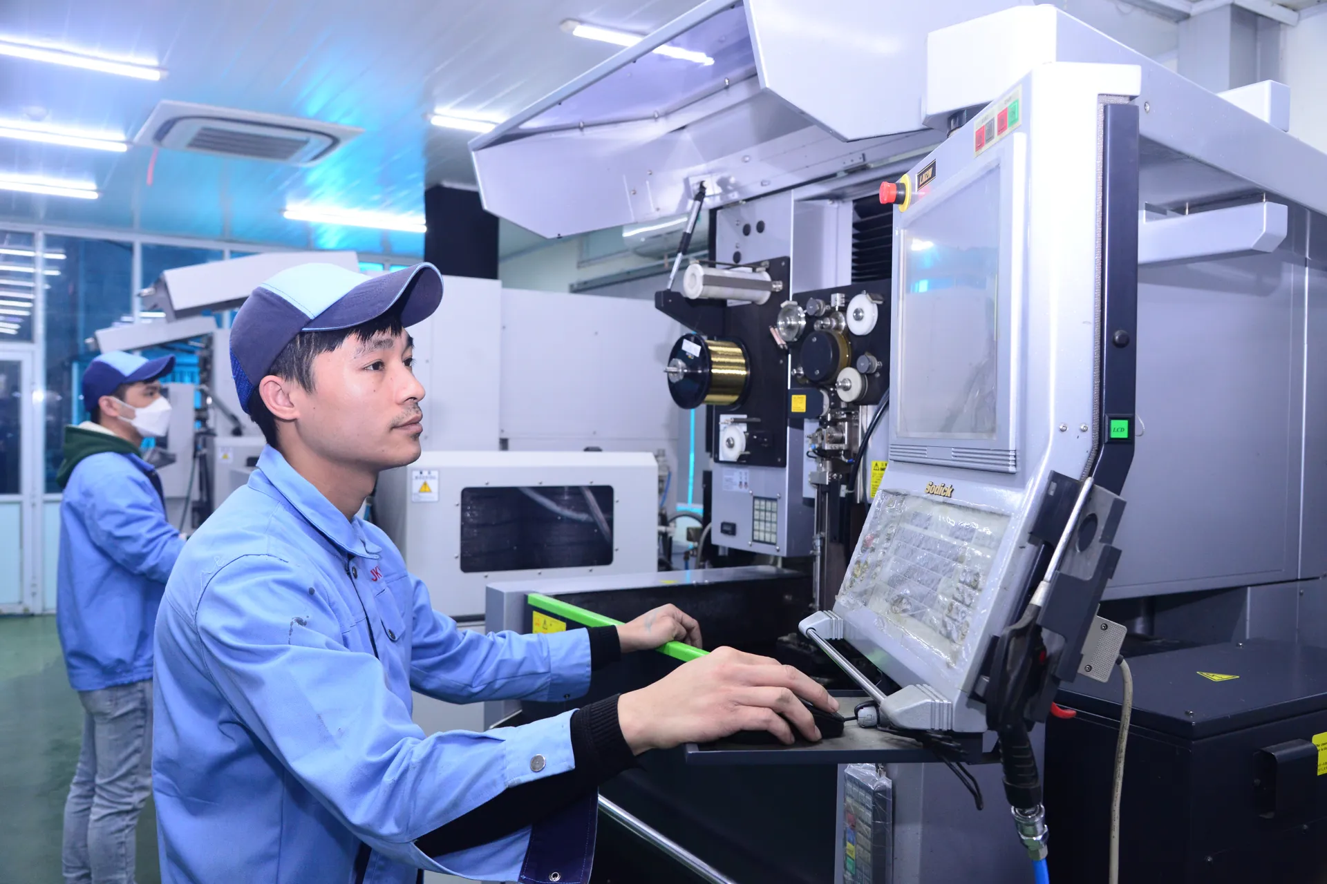Hoạt động sản xuất tại Công ty CP Công nghiệp JK Việt Nam (Khu công nghiệp Phú Nghĩa, huyện Chương Mỹ). Ảnh: Công Hùng