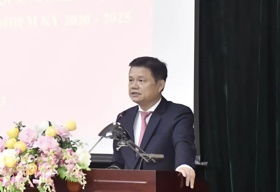 Trưởng ban Tổ chức Thành ủy Vũ Đức Bảo phát biểu tại lễ khai giảng.
