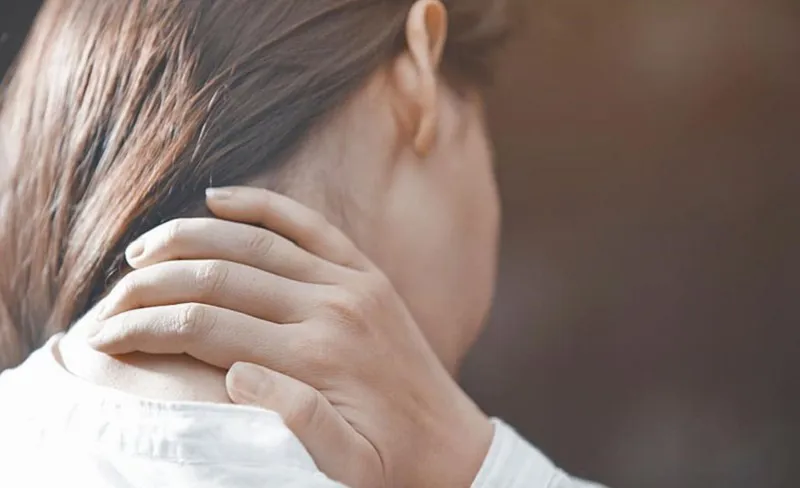 Đau đầu sau gáy: Cảnh báo bệnh gì, nguyên nhân, cách điều trị ra sao?