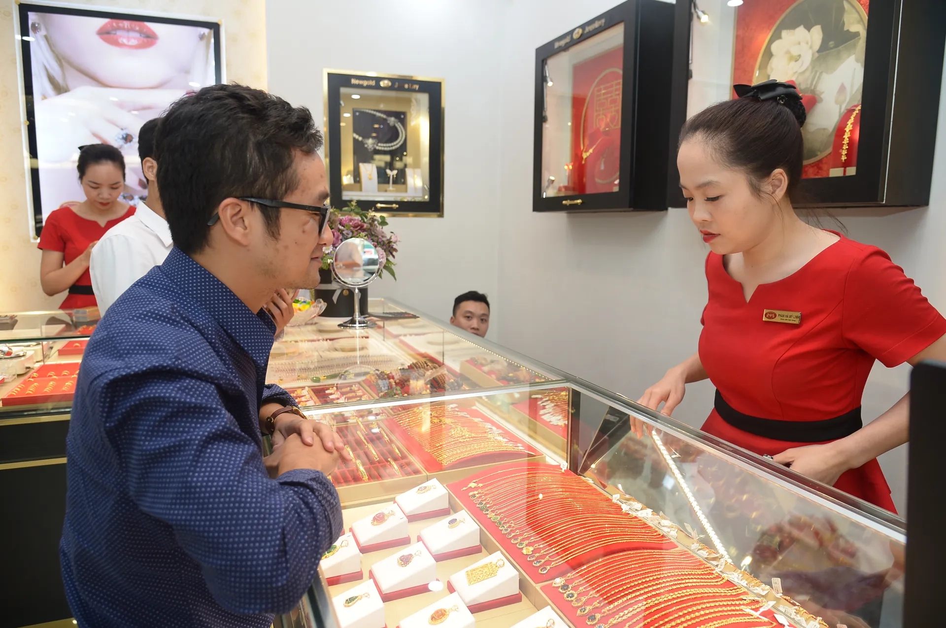 Mua bán vàng một cửa hàng trên địa bàn quận Cầu Giấy. Ảnh: Công Hùng