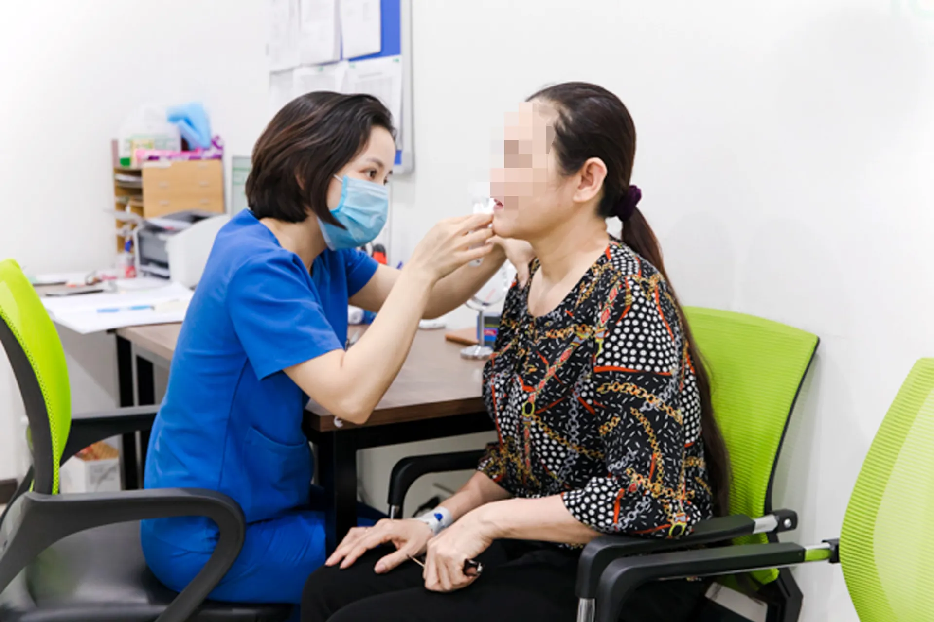 Khám và điều trị cho bệnh nhân da liễu. Ảnh: Lam Thanh