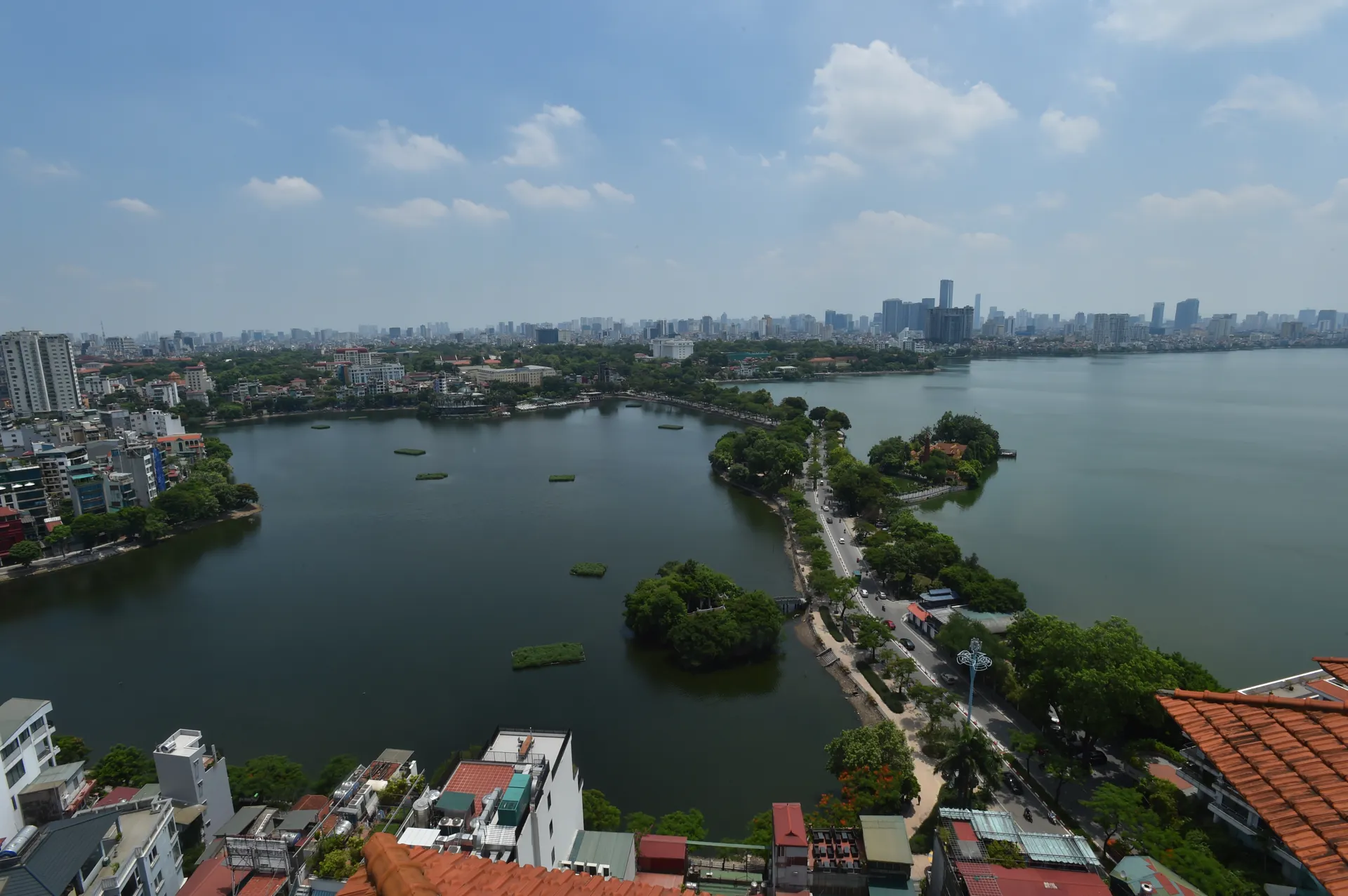 Hồ Trúc Bạch và Hồ Tây nhìn từ trên cao. Ảnh: Phạm Hùng
