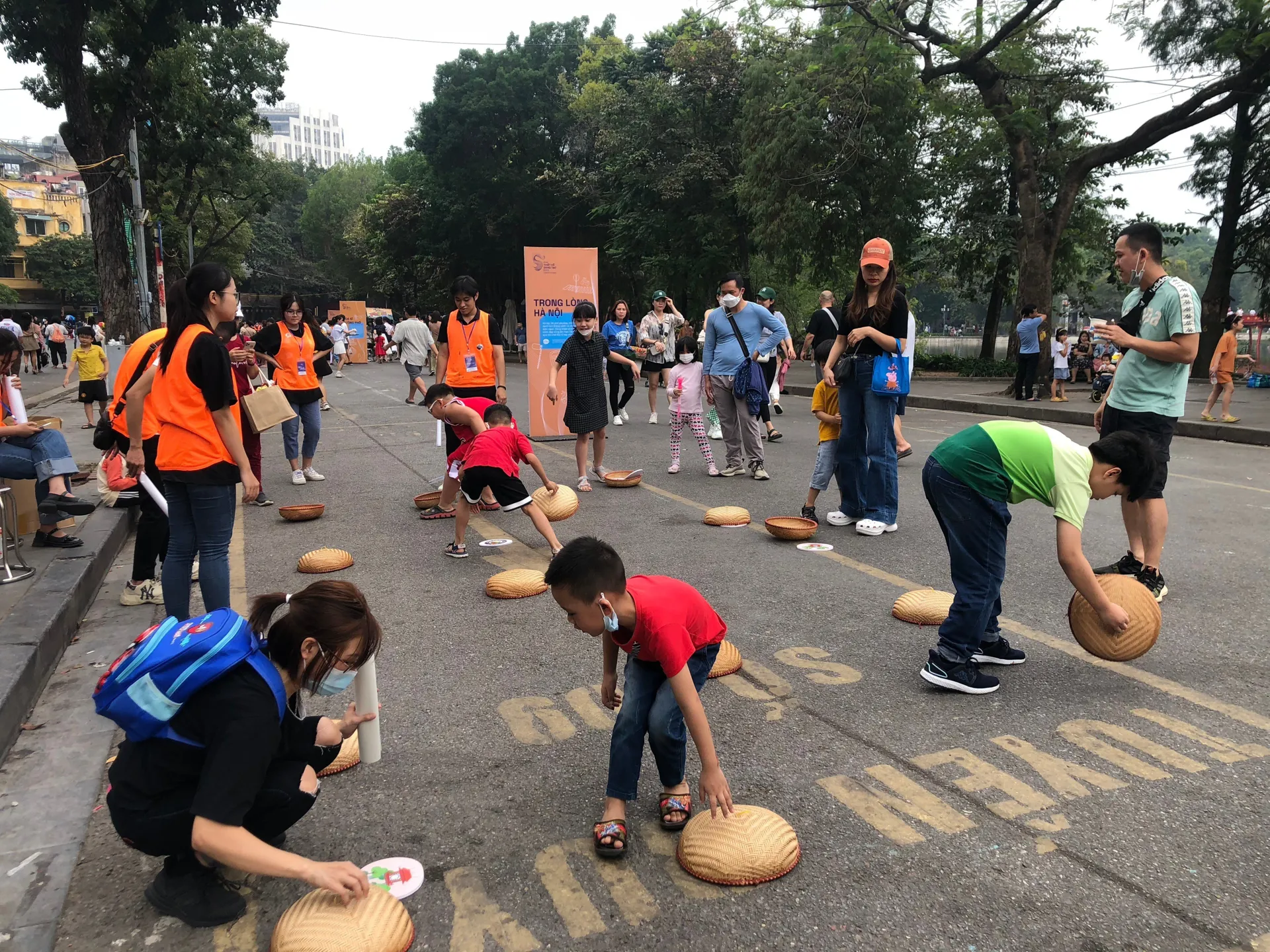 Giới trẻ trải nghiệm không gian công cộng ở Hà Nội. Ảnh: Minh An