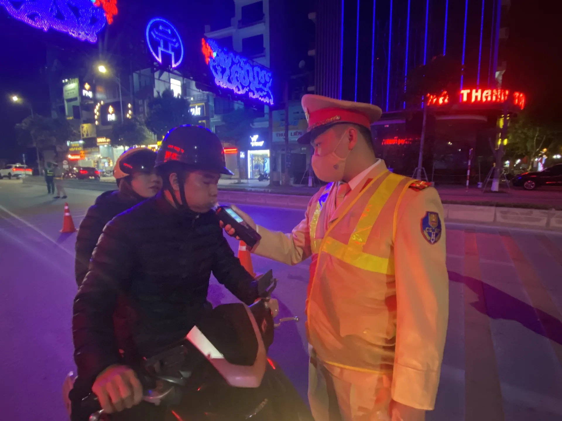 Cảnh sát giao thông kiểm tra nồng độ cồn lái xe trên đường Cao Lỗ, huyện Đông Anh. Ảnh: Phạm Hùng