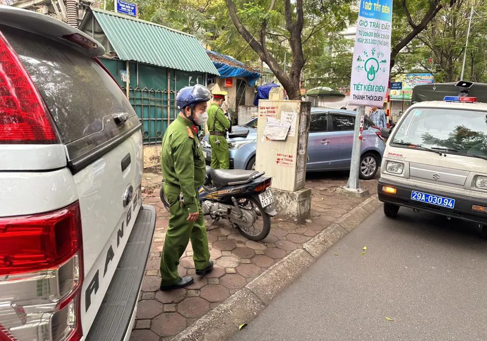 Những bất cập trong xử lý xe ô tô dừng, đỗ trên vỉa hè đã được UBNDTP Hà Nội chỉ đạo triển khai các biện pháp giải quyết. Ảnh: Vân Nhi