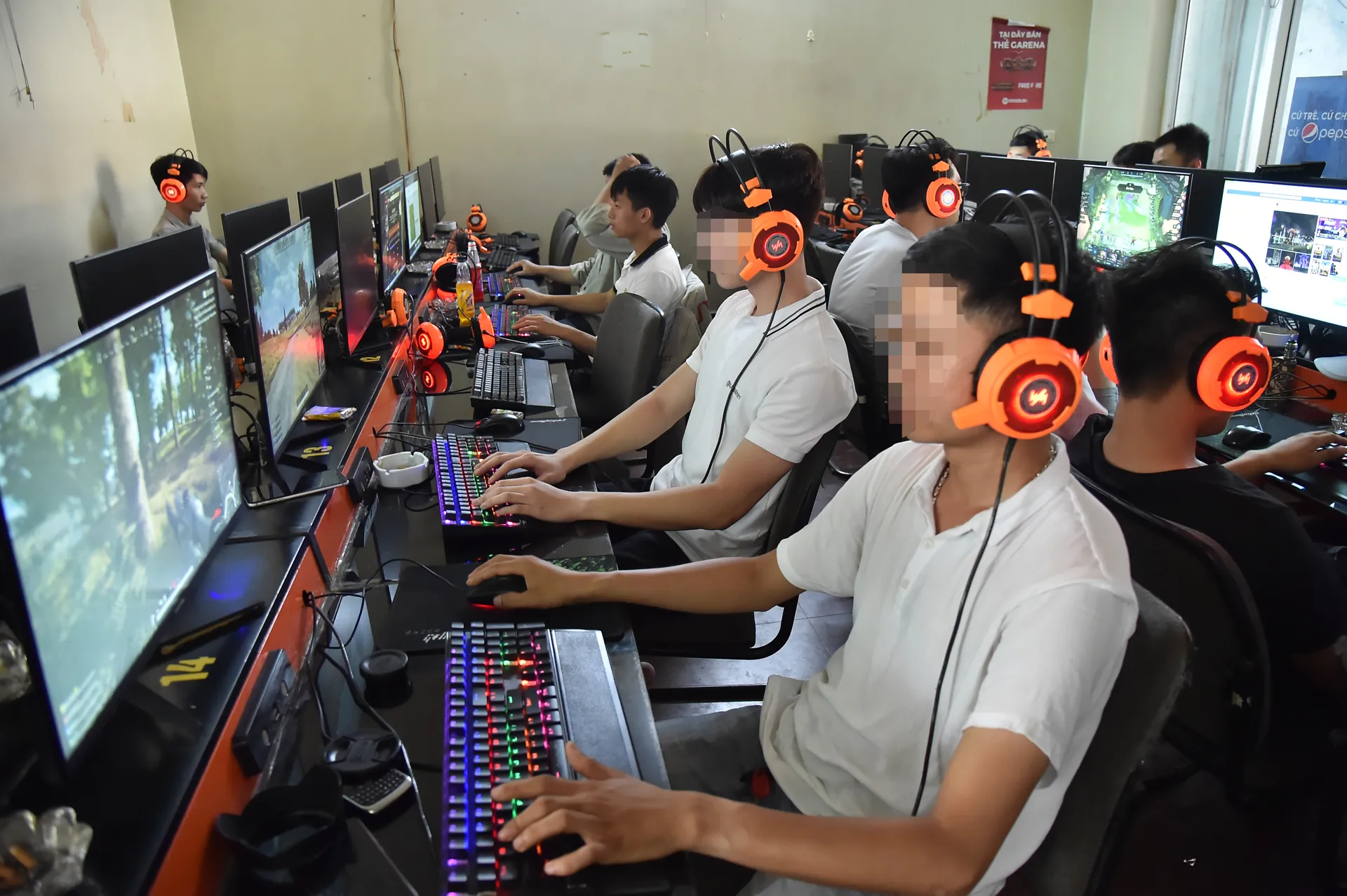 Khách hàng chơi game online tại một cửa hàng trên địa bàn Hà Nội. Ảnh: Phạm Hùng