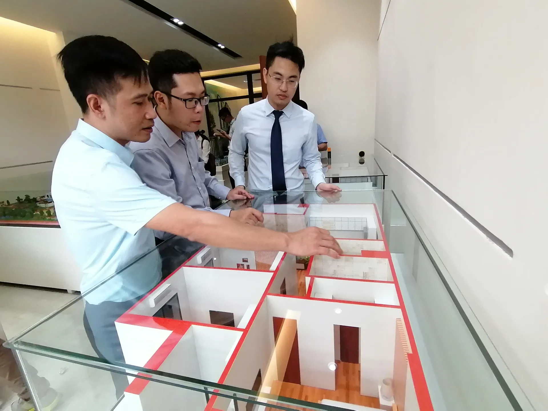 Người dân tham khảo thông tin diện tích nhà ở tại một dự án ở quận Thanh Xuân, Hà Nội. Ảnh: Phạm Hùng
