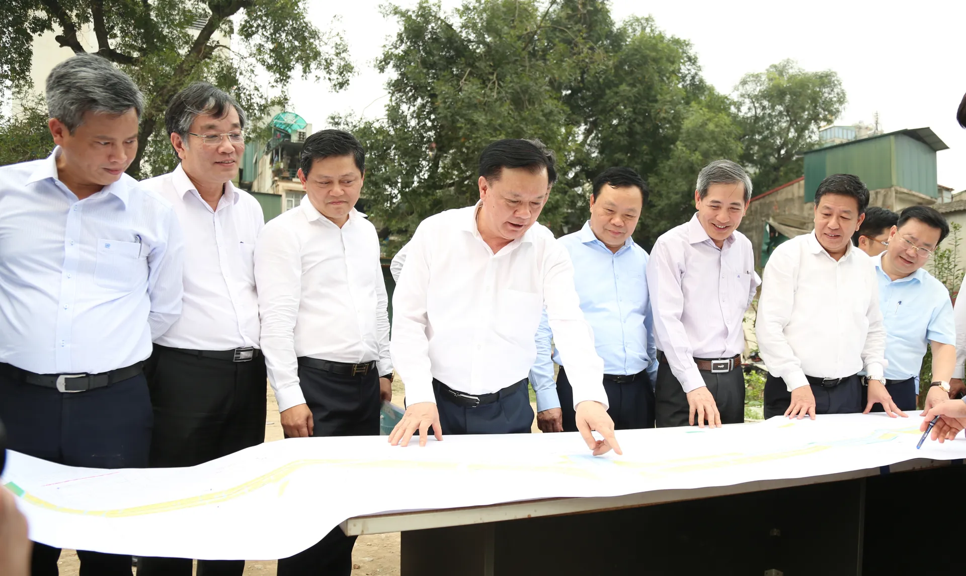 Bí thư Thành ủy Đinh Tiến Dũng kiểm tra tình hình thực hiện Dự án đường Vành đai 1 đoạn Hoàng Cầu - Voi Phục trên địa bàn quận Ba Đình, Đống Đa. Ảnh: Thanh Hải