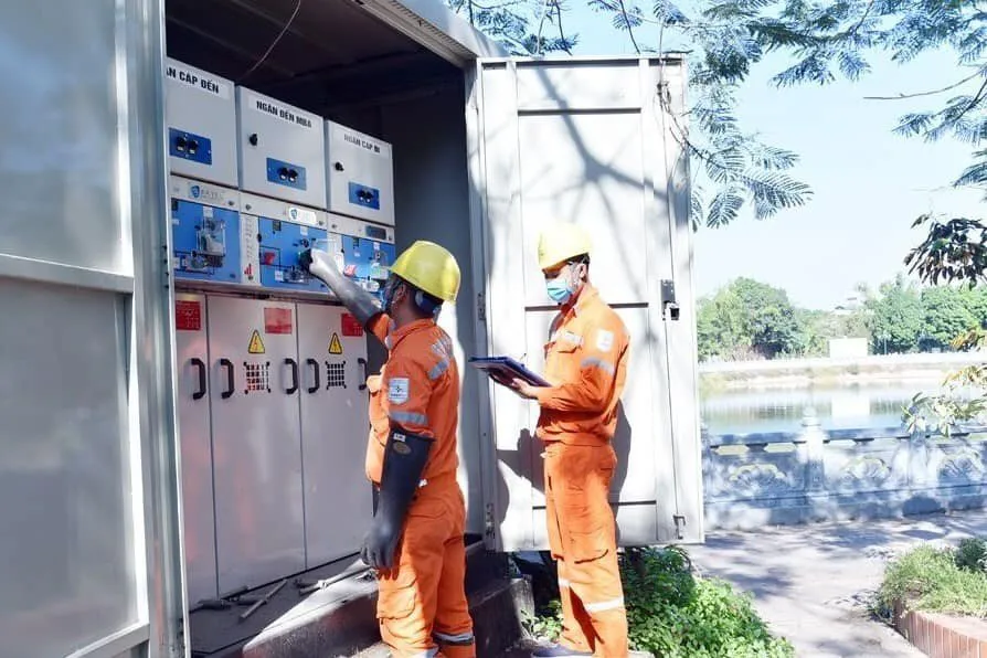 Công nhân EVN Hà Nội kiểm tra kỹ thuật. Ảnh: Hải Linh
