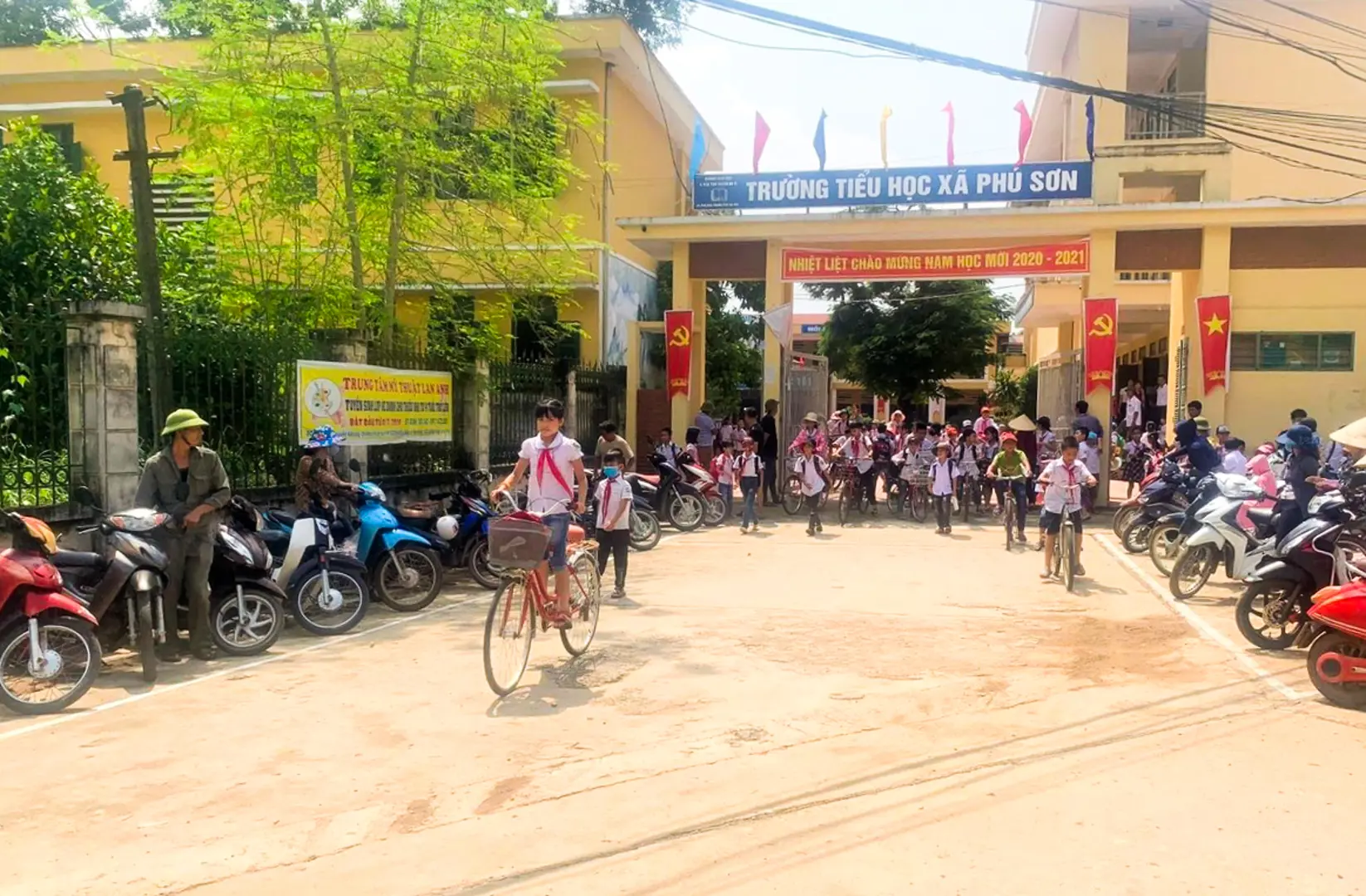 "Cổng trường an toàn - văn minh": Nét văn hoá đẹp ở huyện Ba Vì