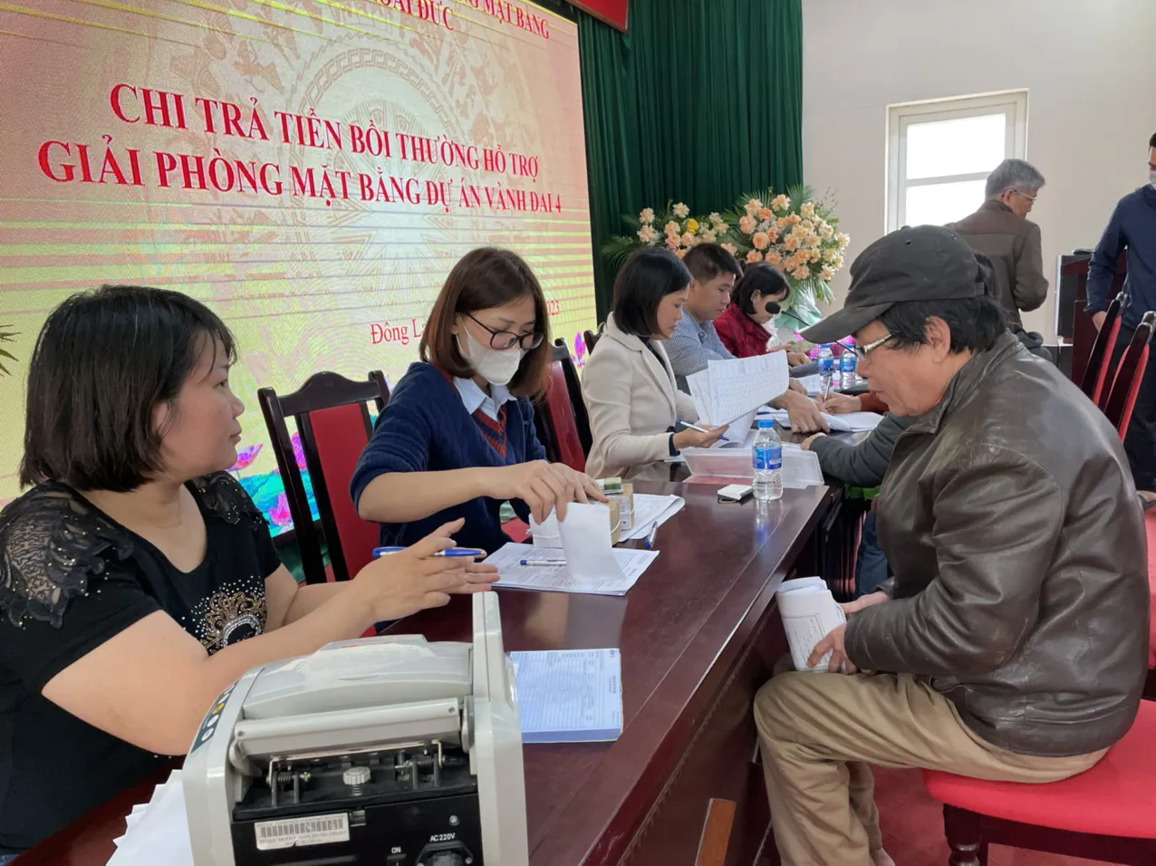 Người dân xã Đông La phấn khởi khi nhận tiền đền bù, GPMB dự án đường Vành đai 4 đi qua địa bàn. Ảnh: Công Tâm