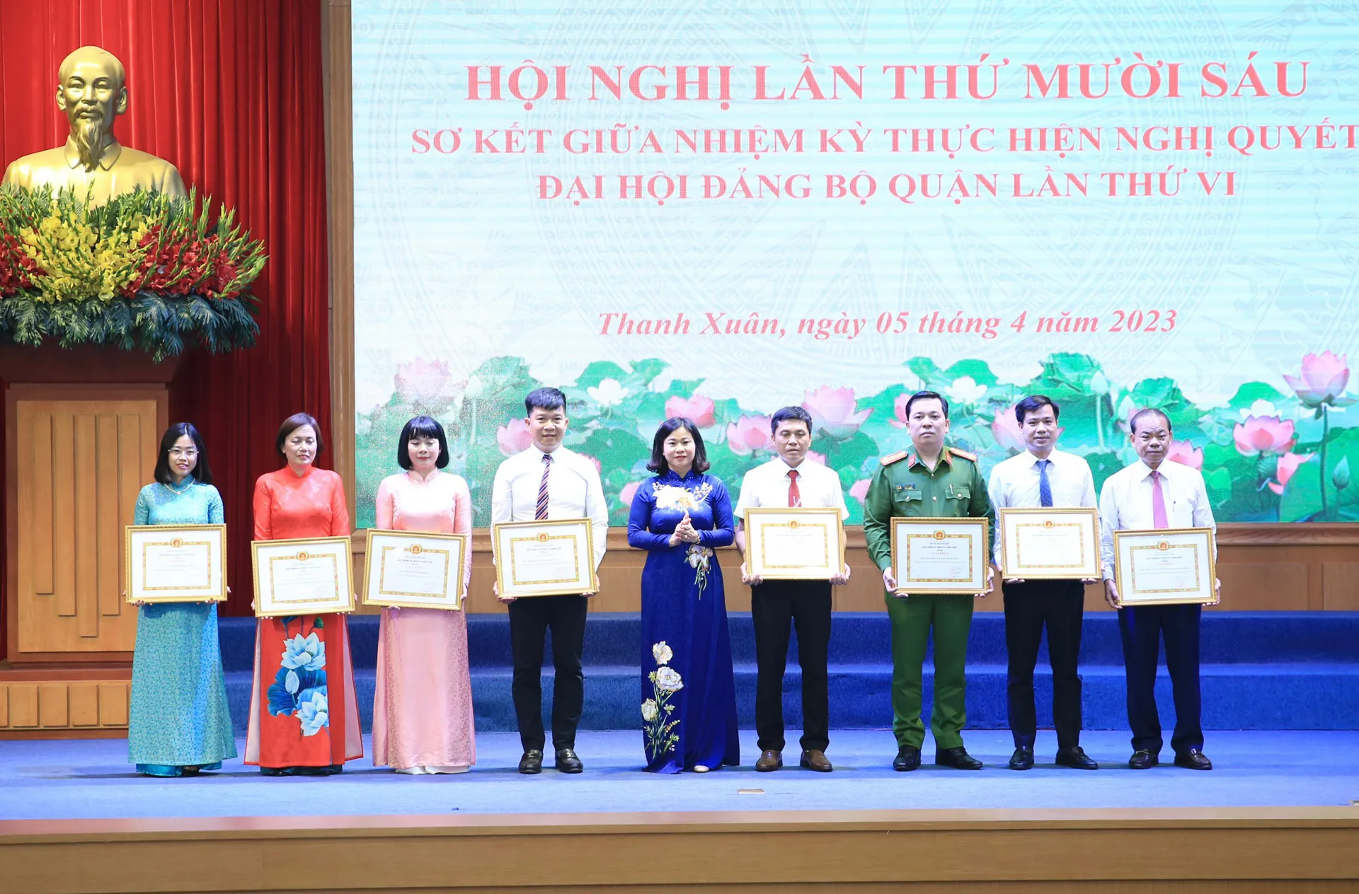 Phó Bí thư Thường trực Thành ủy Nguyễn Thị Tuyến trao Giấy khen cho các tổ chức cơ sở Đảng có thành tích xuất sắc trong công tác xây dựng Đảng giữa nhiệm kỳ 2020 - 2025. Ảnh: Phạm Hùng