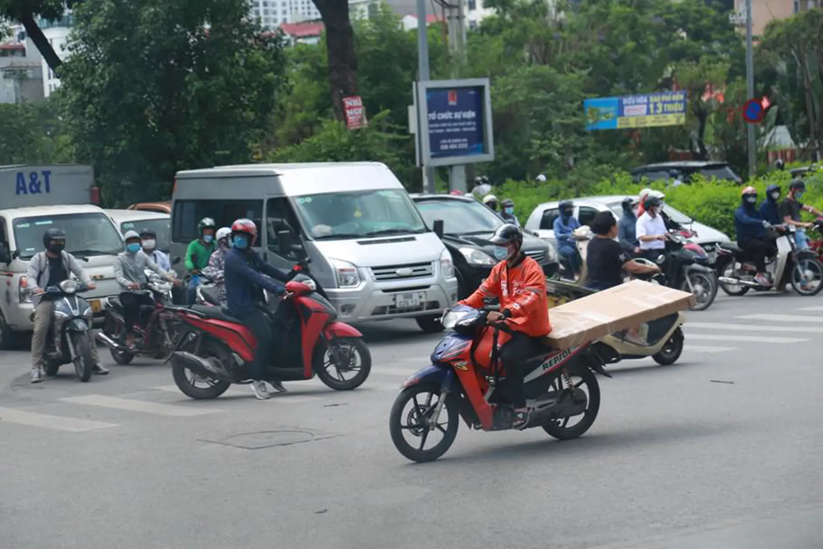 Xe ôm công nghệ vượt đèn đỏ, đi ngược chiều bị khoá tài khoản vĩnh viễn