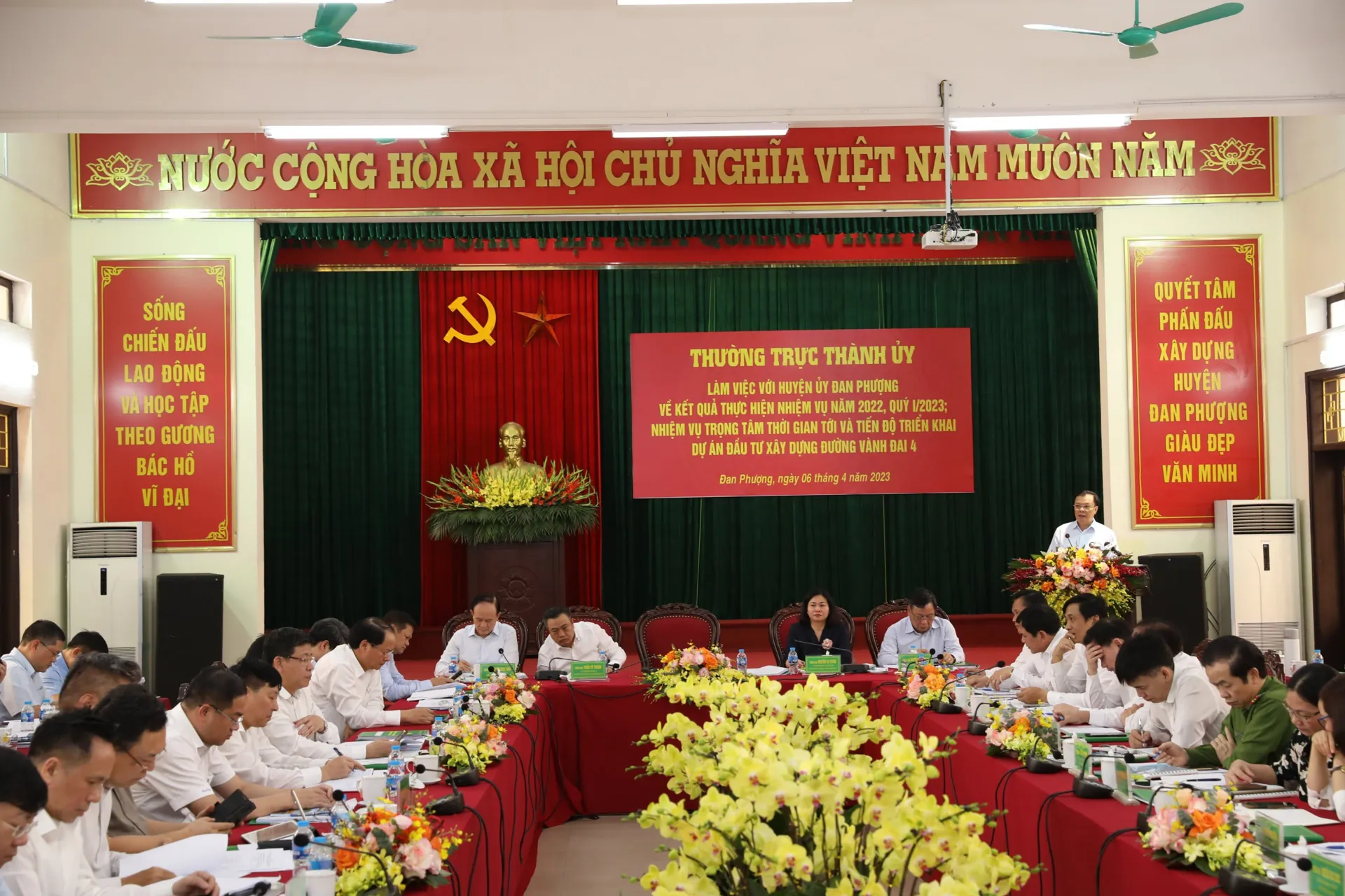 Bí thư Thành ủy Hà Nội Đinh Tiến Dũng phái biểu tại buổi làm việc với huyện Đan Phượng. Ảnh: Thanh Hải