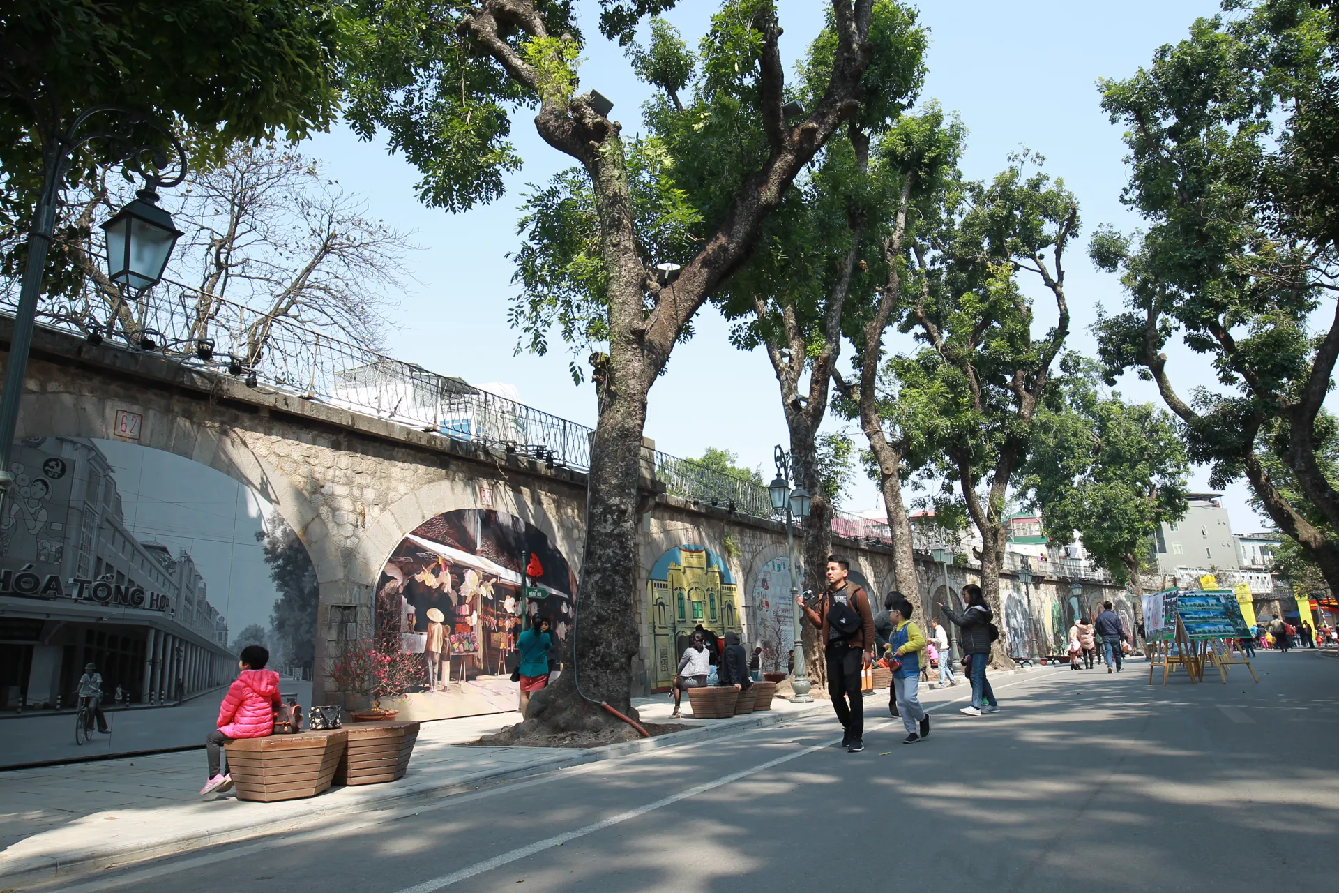 Không gian nghệ thuật Phố bích họa Phùng Hưng, Hà Nội. Ảnh: Công Hùng