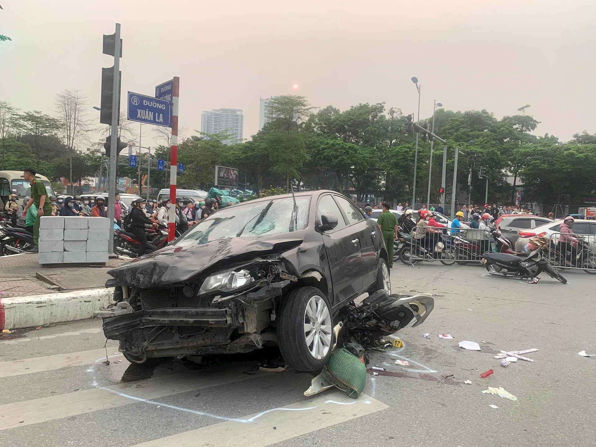 Lái xe ô tô gây tai nạn trên đường Võ Chí Công: Xử lý thế nào?